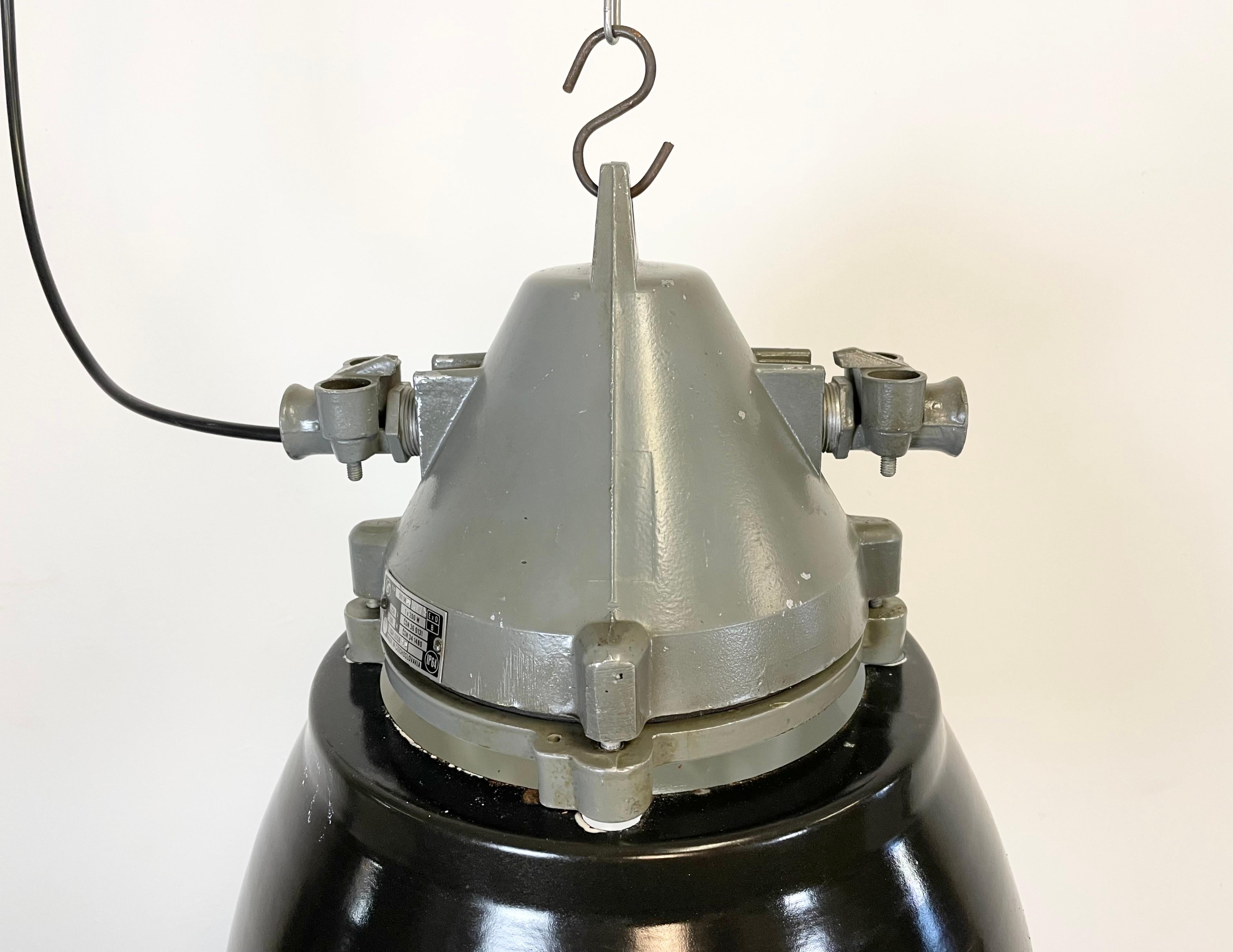 Dunkelgraue Explosion Proof-Lampe mit schwarz emailliertem Schirm, 1970er Jahre (Industriell) im Angebot