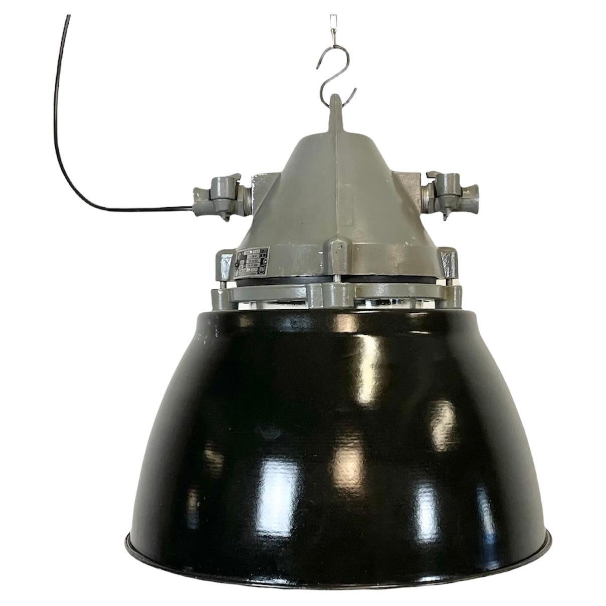 Dunkelgraue Explosion Proof-Lampe mit schwarz emailliertem Schirm, 1970er Jahre