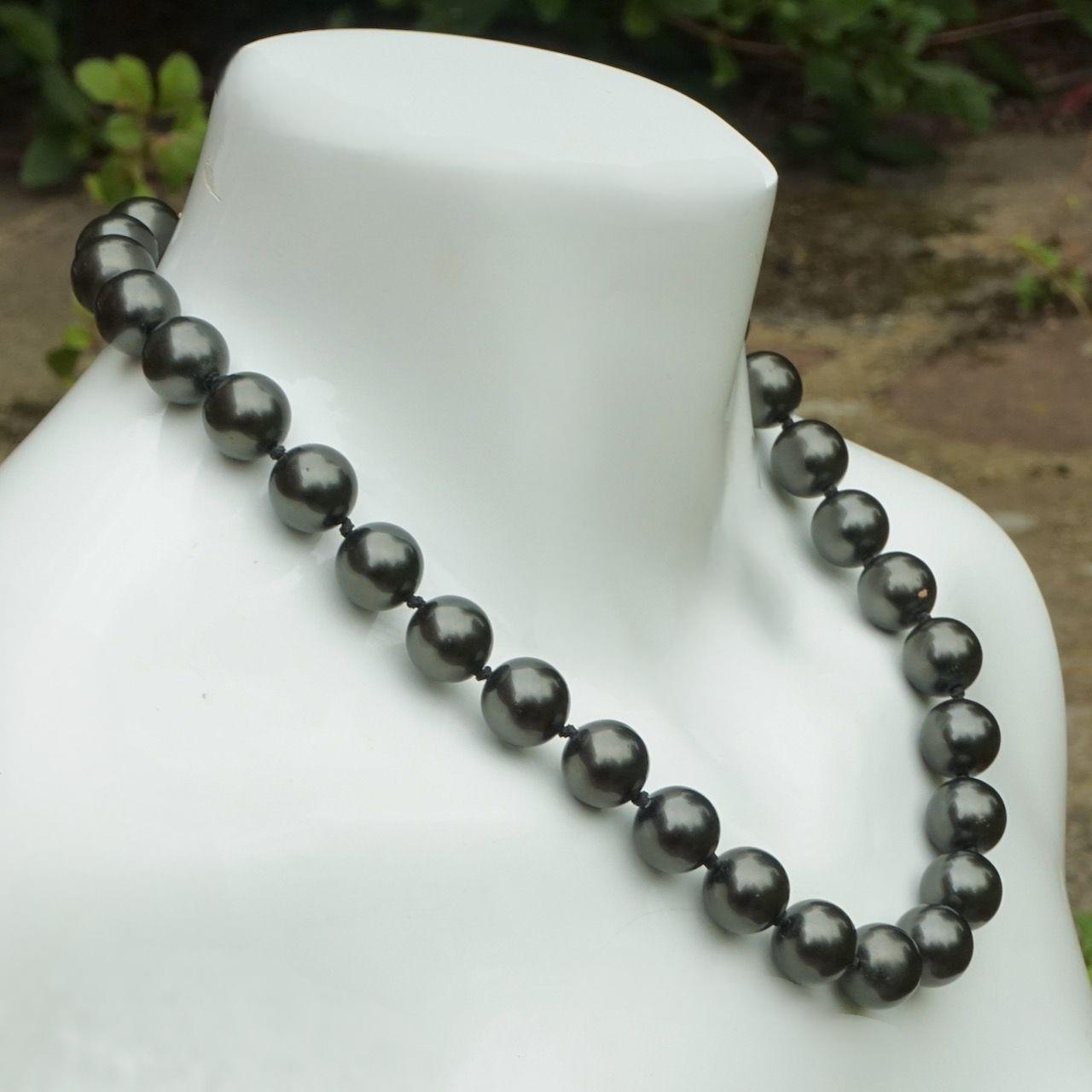 Collana di perle di vetro grigio scuro con chiusura a pavé di pantera placcata oro In condizioni buone in vendita a London, GB