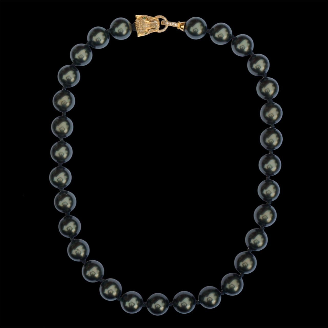 Collana di perle di vetro grigio scuro con chiusura a pavé di pantera placcata oro in vendita 3