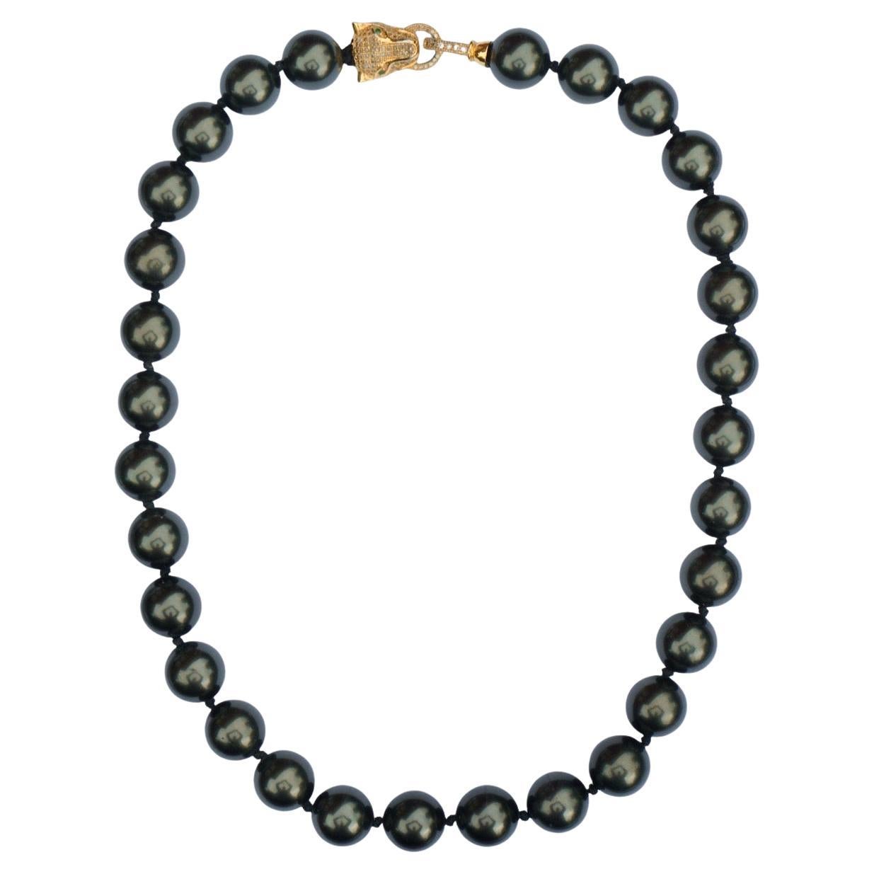 Collana di perle di vetro grigio scuro con chiusura a pavé di pantera placcata oro