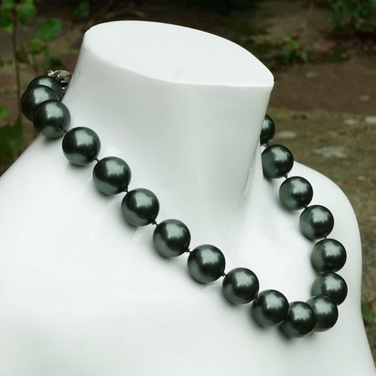 Collana di perle di vetro grigio scuro e verde con chiusura in pavé di pantera placcato argento In condizioni buone in vendita a London, GB