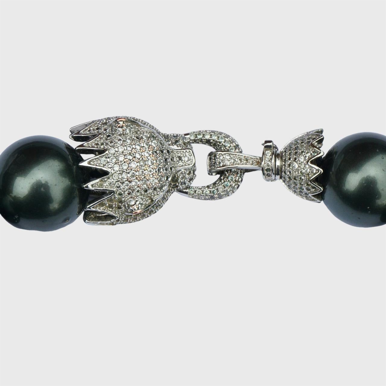 Collana di perle di vetro grigio scuro e verde con chiusura in pavé di pantera placcato argento in vendita 2