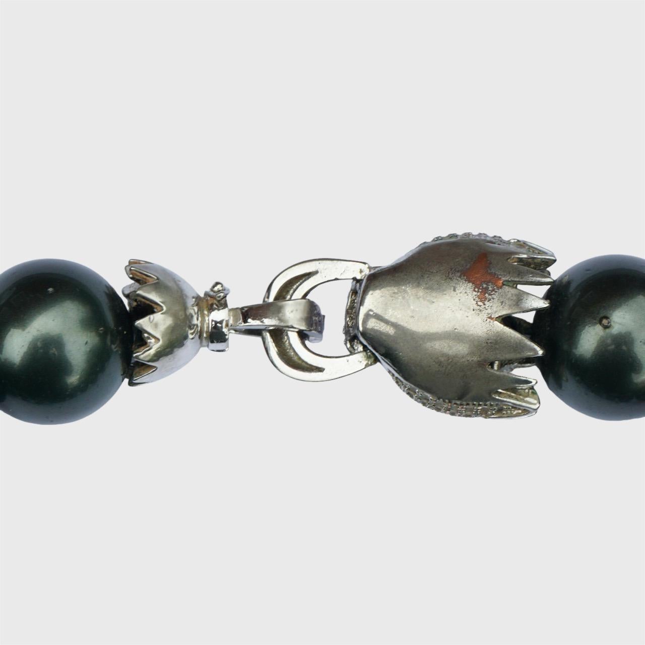 Collana di perle di vetro grigio scuro e verde con chiusura in pavé di pantera placcato argento in vendita 3