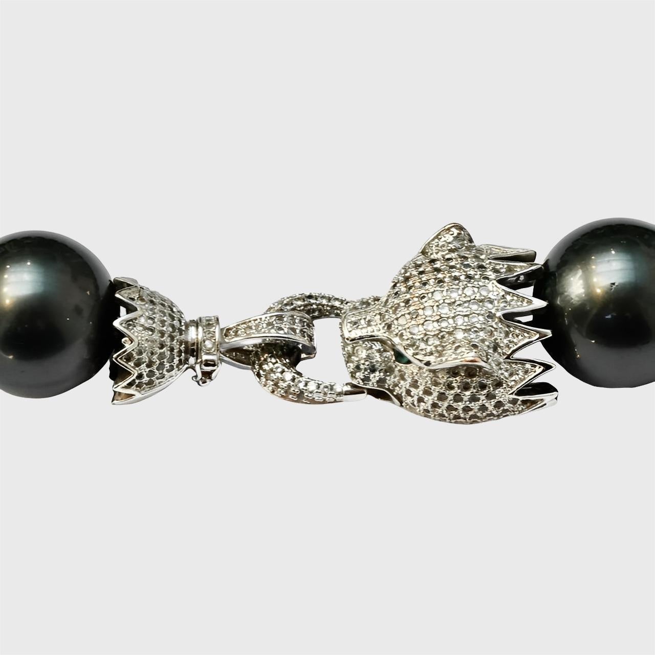 Collana di perle di vetro grigio scuro e verde con chiusura in pavé di pantera placcato argento in vendita 1