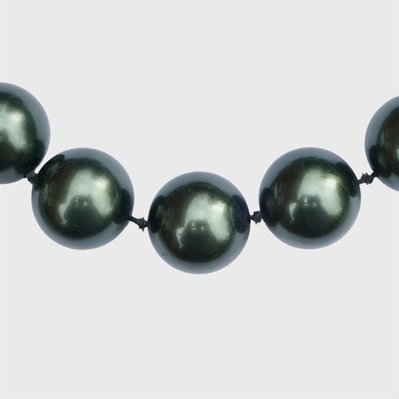 Collana di perle di vetro grigio scuro e verde con chiusura in pavé di pantera placcato argento in vendita 4