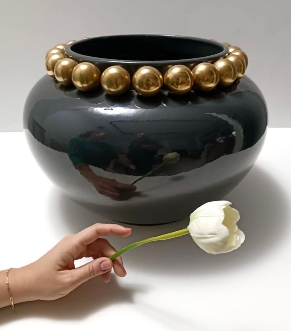 Italiano Vaso in ceramica laccata grigio scuro e verde con perle in oro zecchino, Italia in vendita