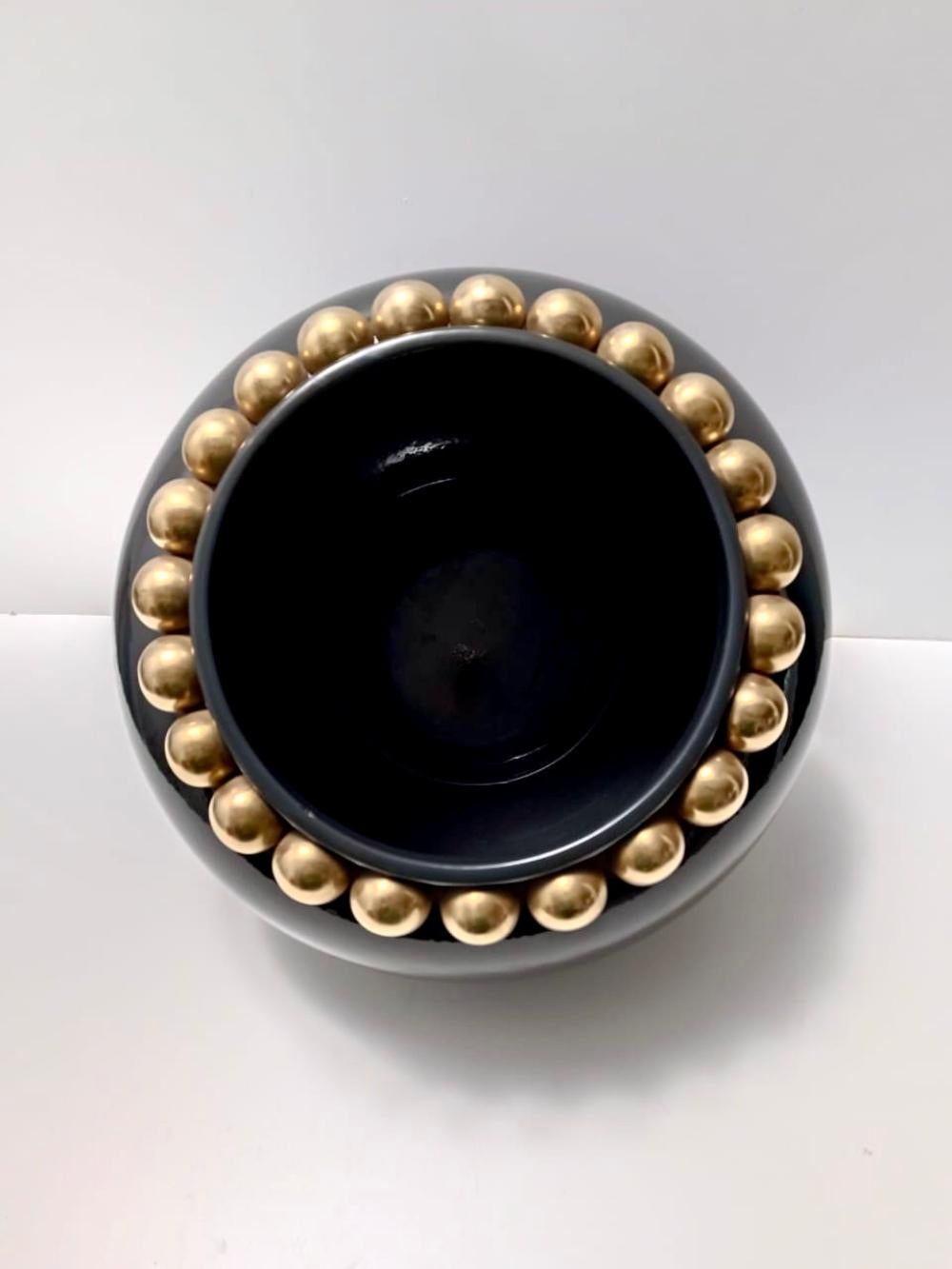 Metà XX secolo Vaso in ceramica laccata grigio scuro e verde con perle in oro zecchino, Italia in vendita