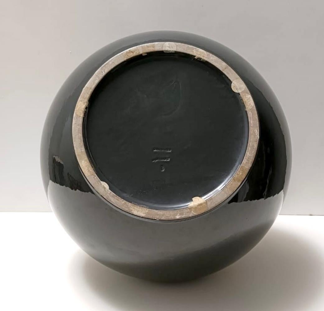 Ceramica Vaso in ceramica laccata grigio scuro e verde con perle in oro zecchino, Italia in vendita
