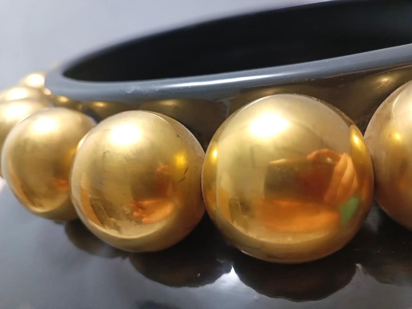 Vaso in ceramica laccata grigio scuro e verde con perle in oro zecchino, Italia in vendita 1