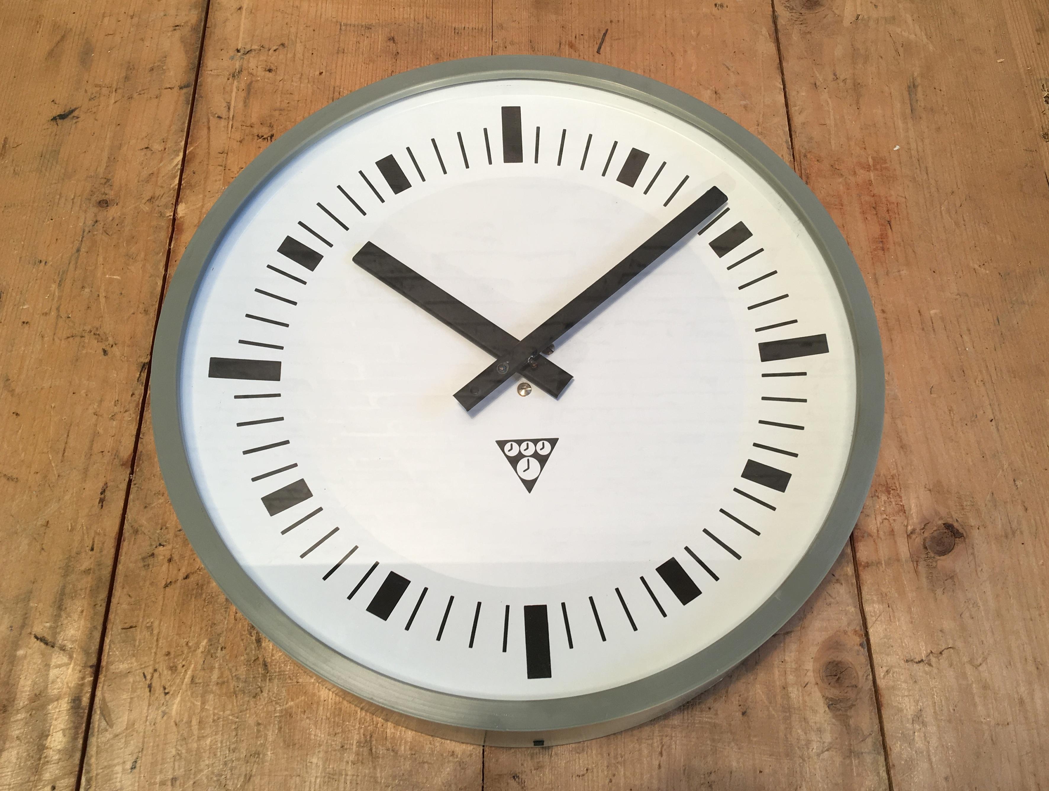 Dark Grey Industrial Bakelite Wall Clock From Pragotron, 1970s (Tschechisch)