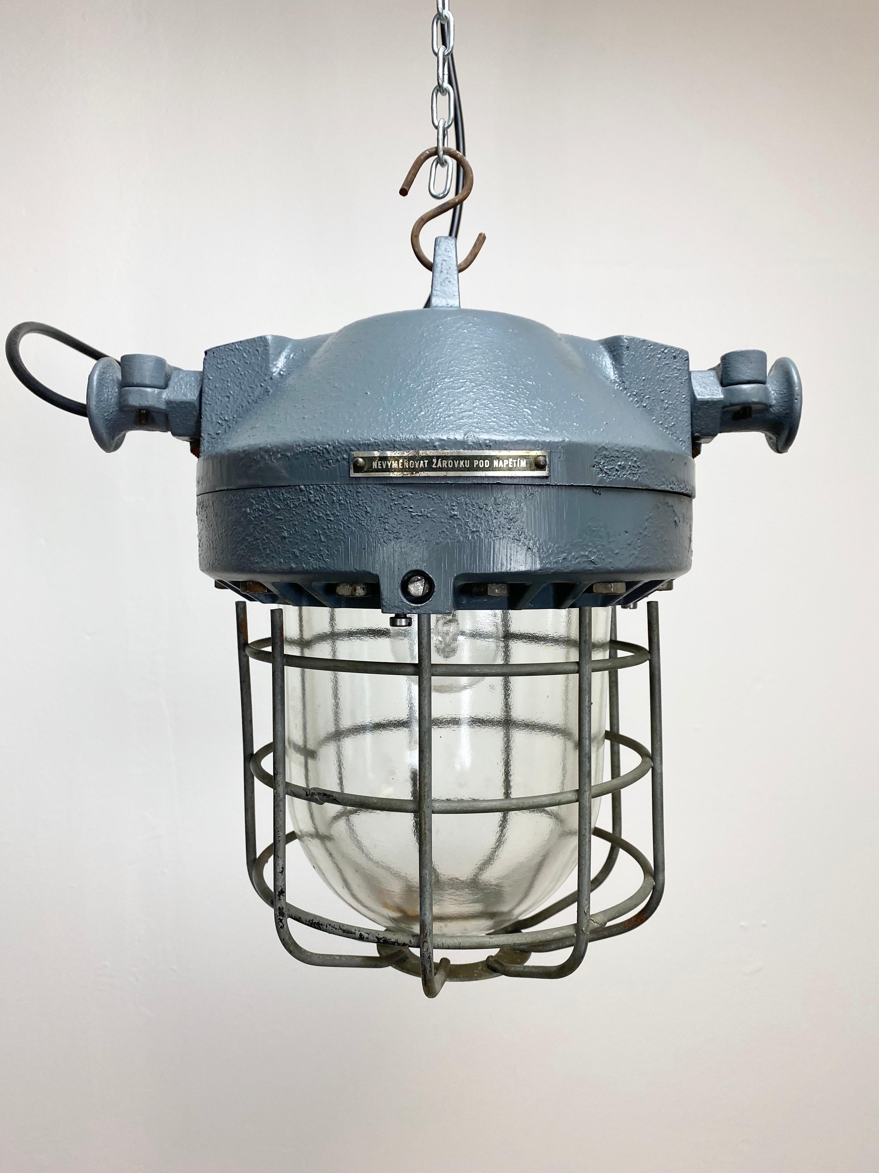 This industrial light was manufactured in former Czechoslovakia by Elektrosvit in the 1970s. It features a dark grey cast aluminum body, an iron cage and explosion-proof glass. It weighs 9.5 kg and has been rewired.
  
