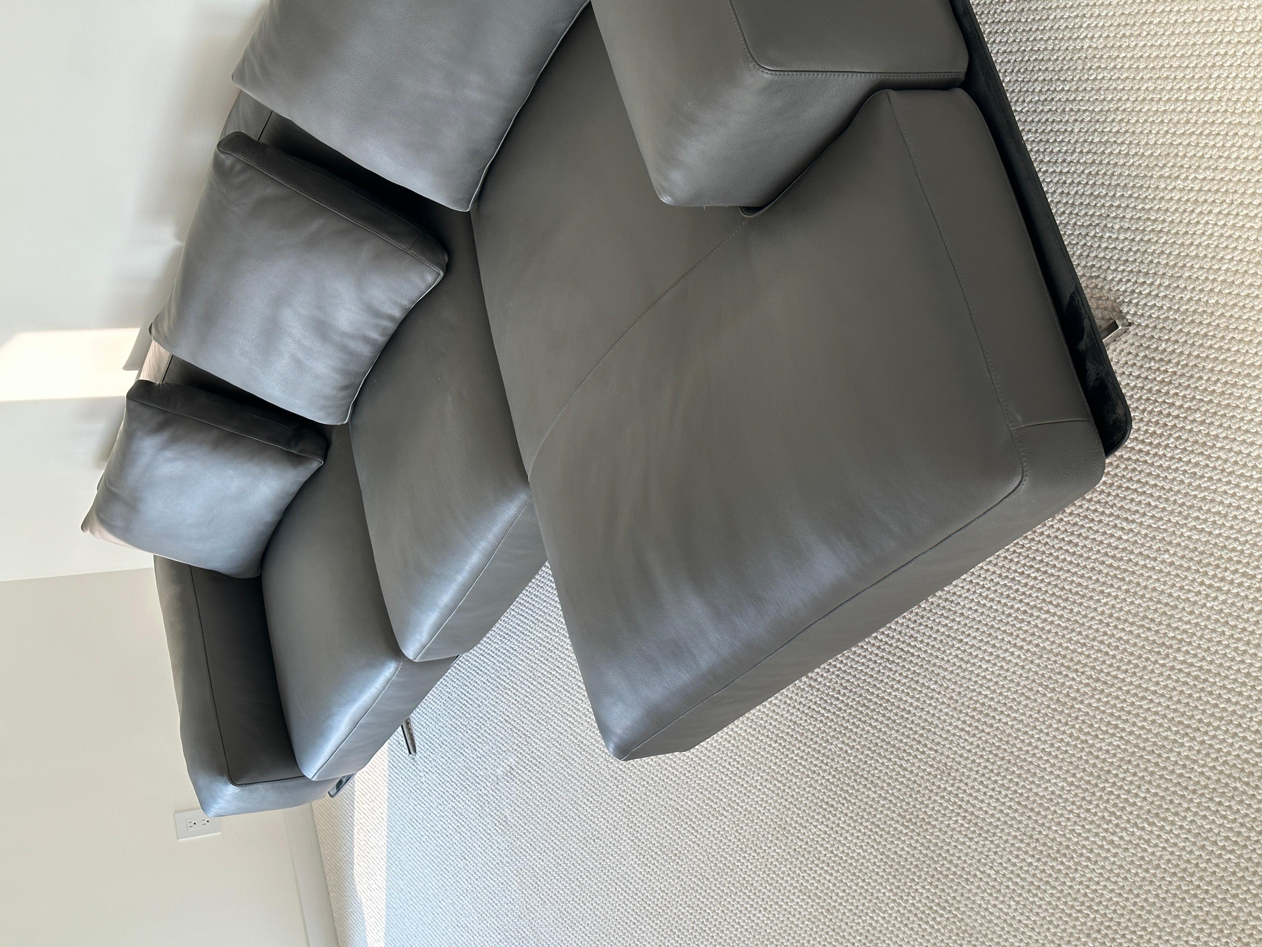 Dunkelgraues italienisches Leder-Sofa im Zustand „Gut“ im Angebot in Kleinburg, ON