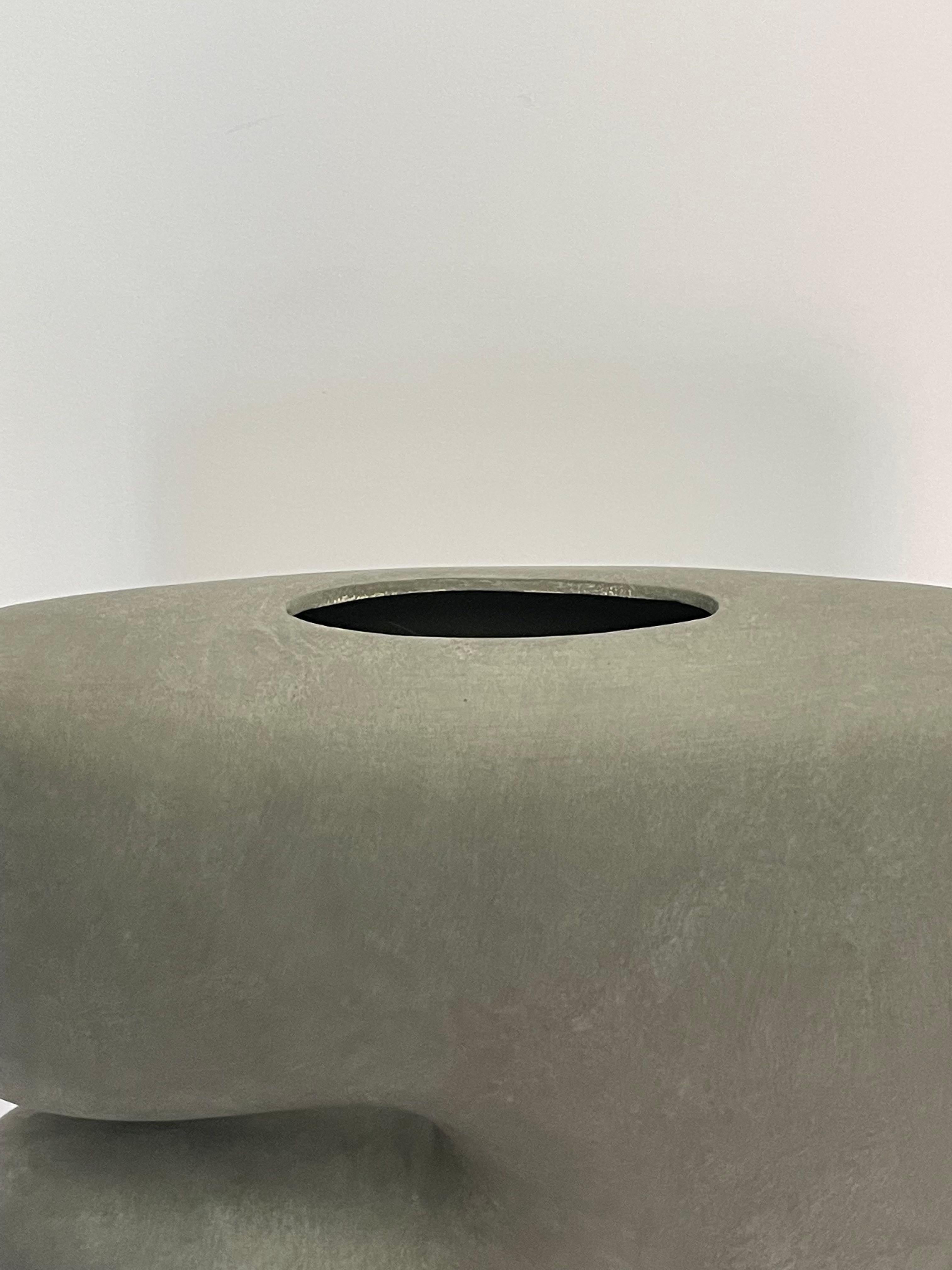 Dunkelgraue, mattierte große Vase in C-Form, China, Contemporary im Zustand „Neu“ im Angebot in New York, NY
