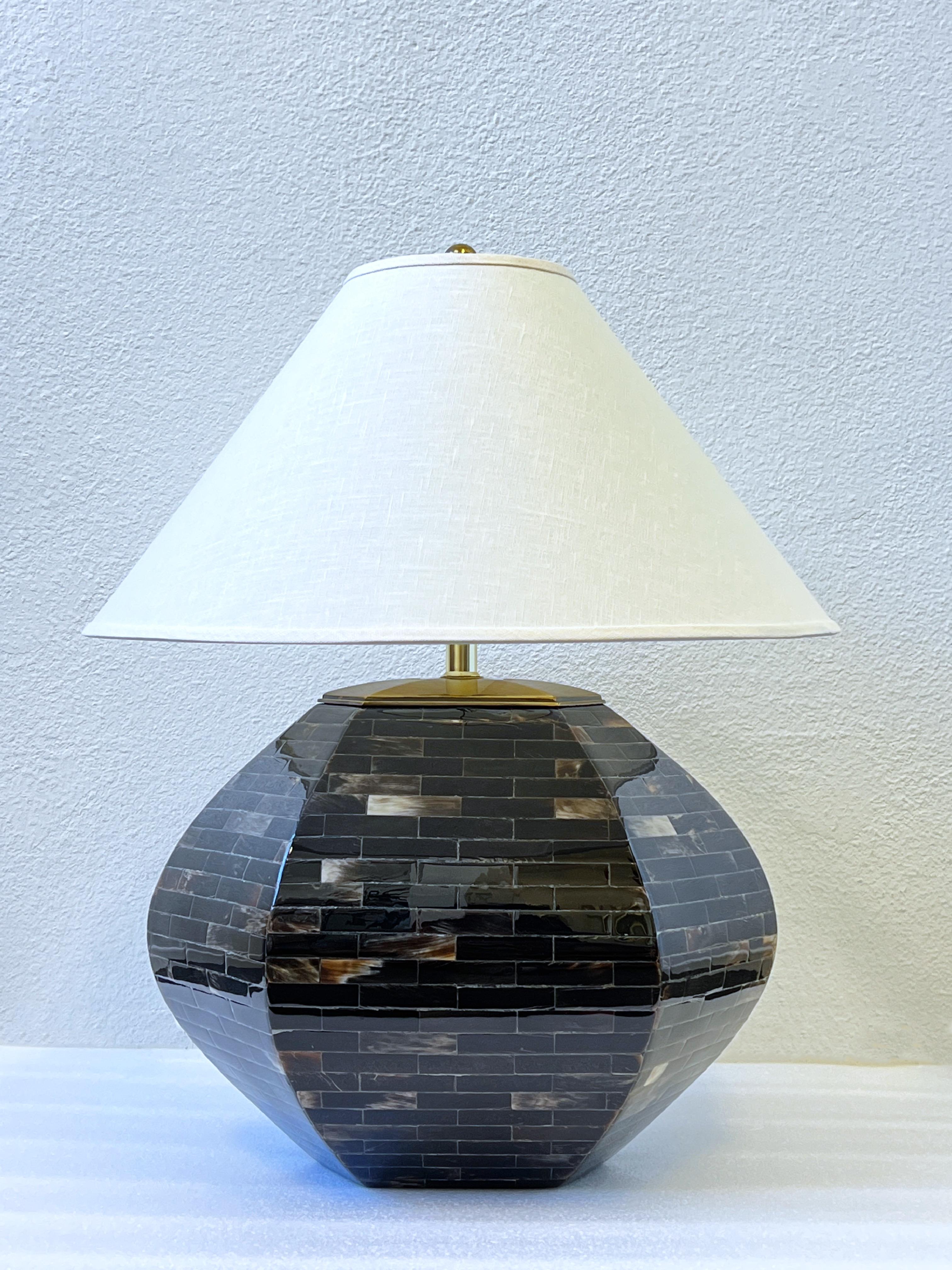 Ovale Sechseckige Tischlampe aus dunklem Horn und Messing von Enrique Garcel (Moderne) im Angebot