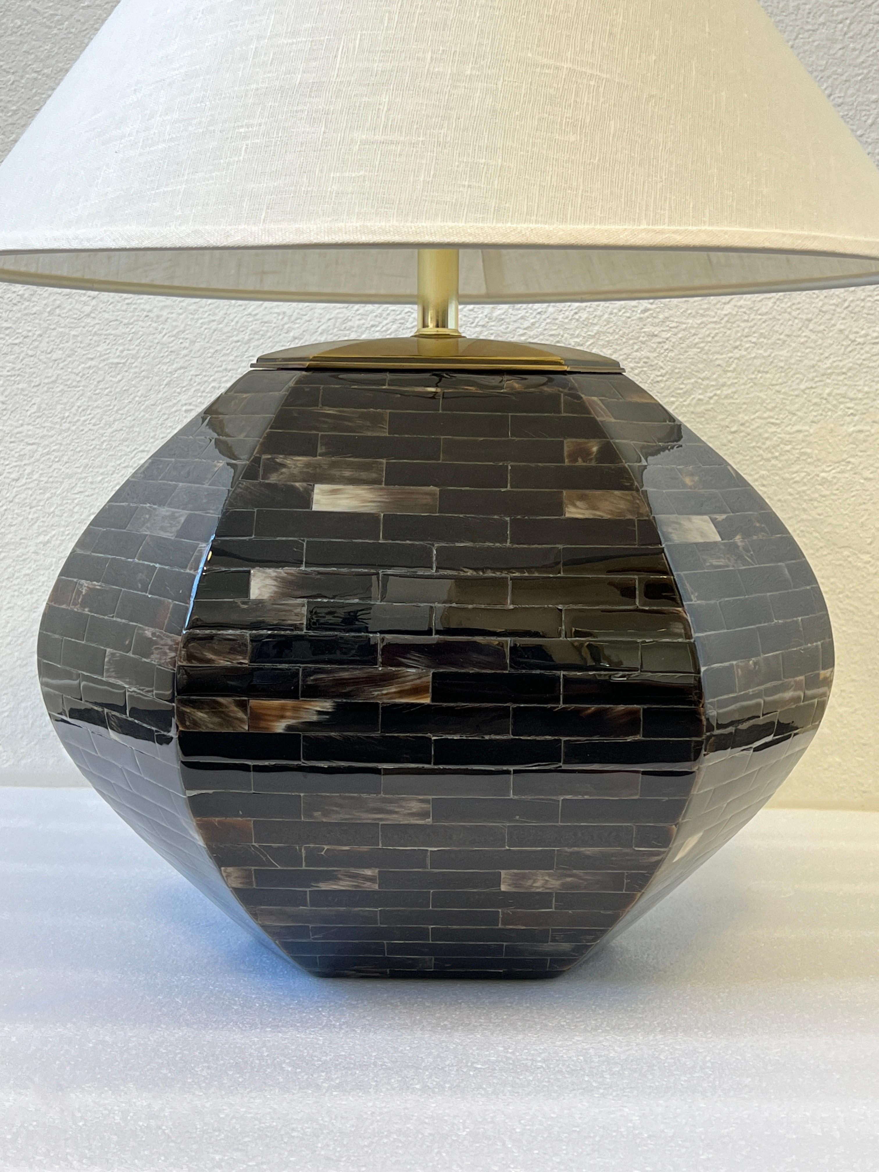 Ovale Sechseckige Tischlampe aus dunklem Horn und Messing von Enrique Garcel (Mosaik) im Angebot