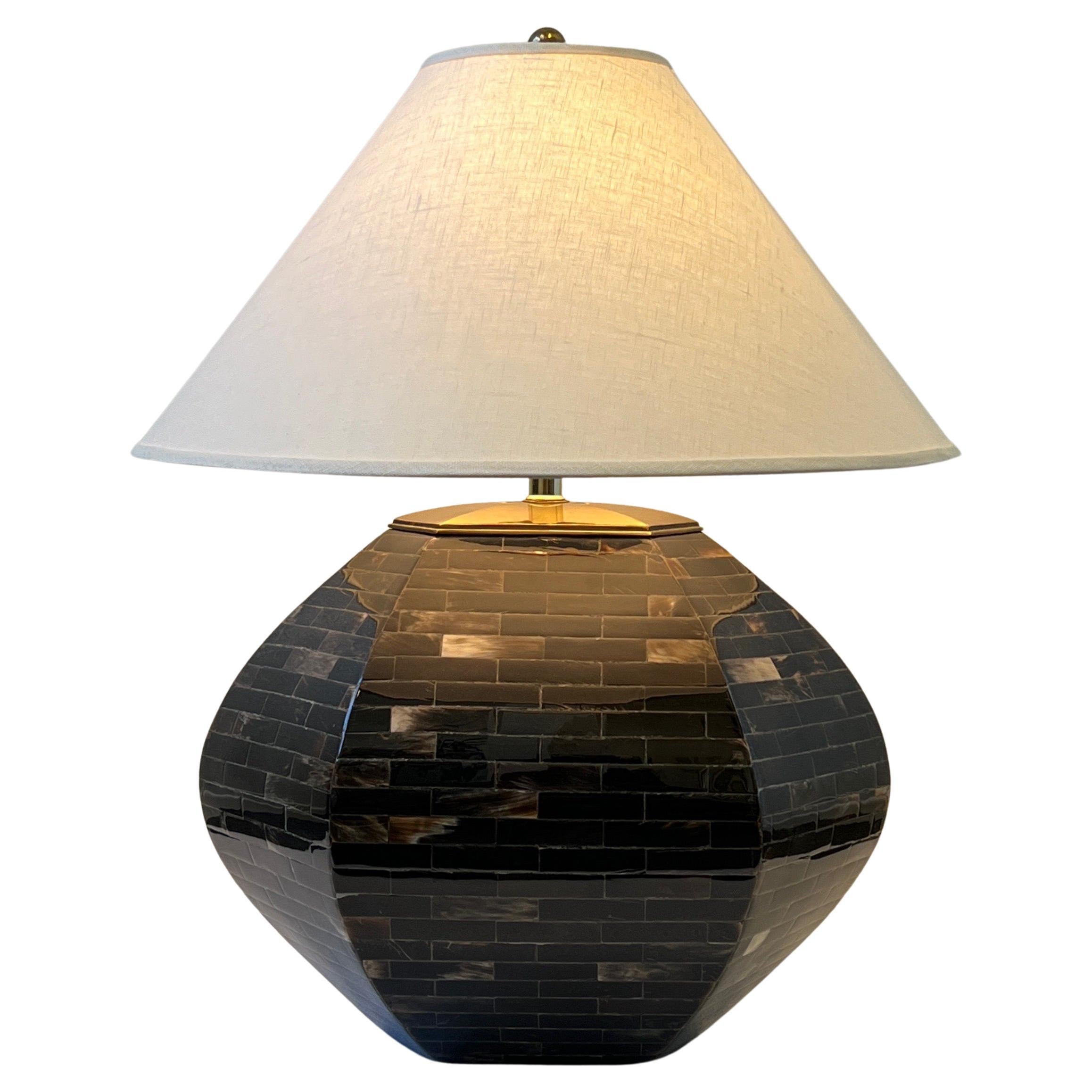 Lampe de bureau de forme hexagonale ovale en corne foncée et laiton par Enrique Garcel