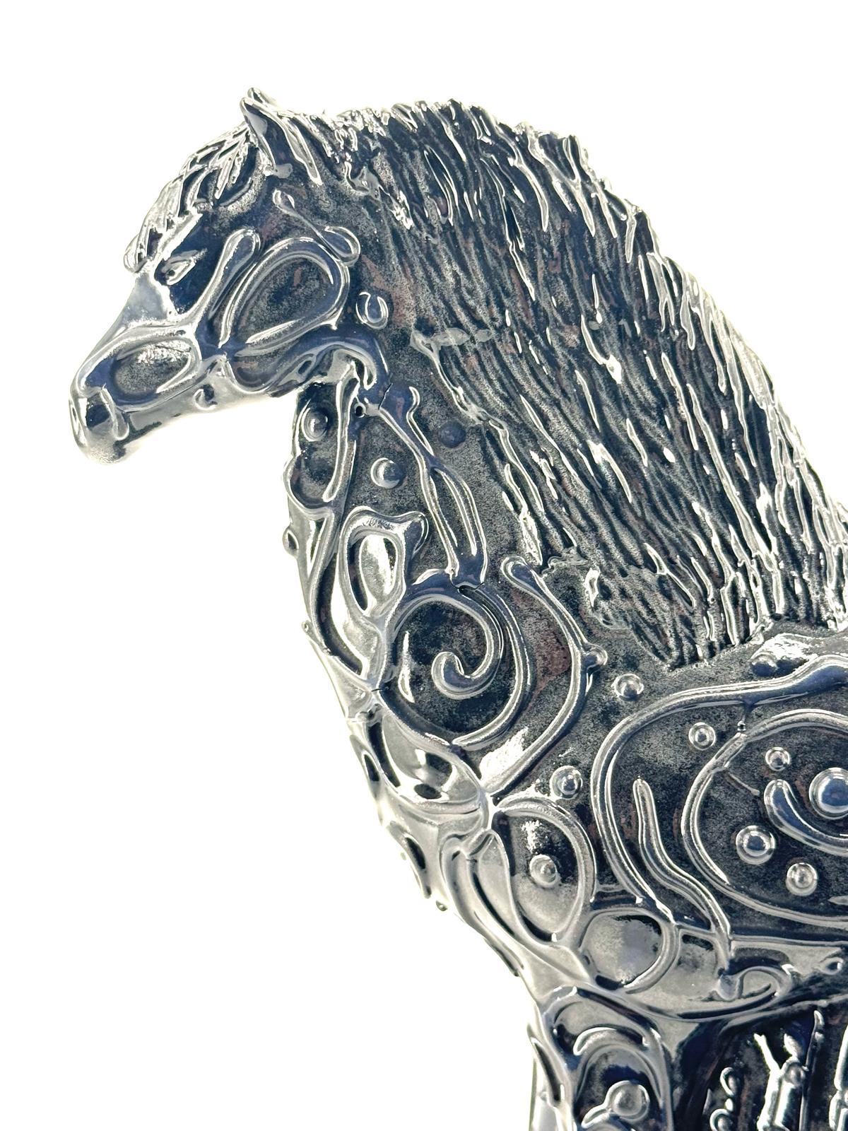 Dunkles Pferd, Keramik-Tafelaufsatz, komplett handgefertigt ohne Form, NEU 2024 (Italienisch) im Angebot
