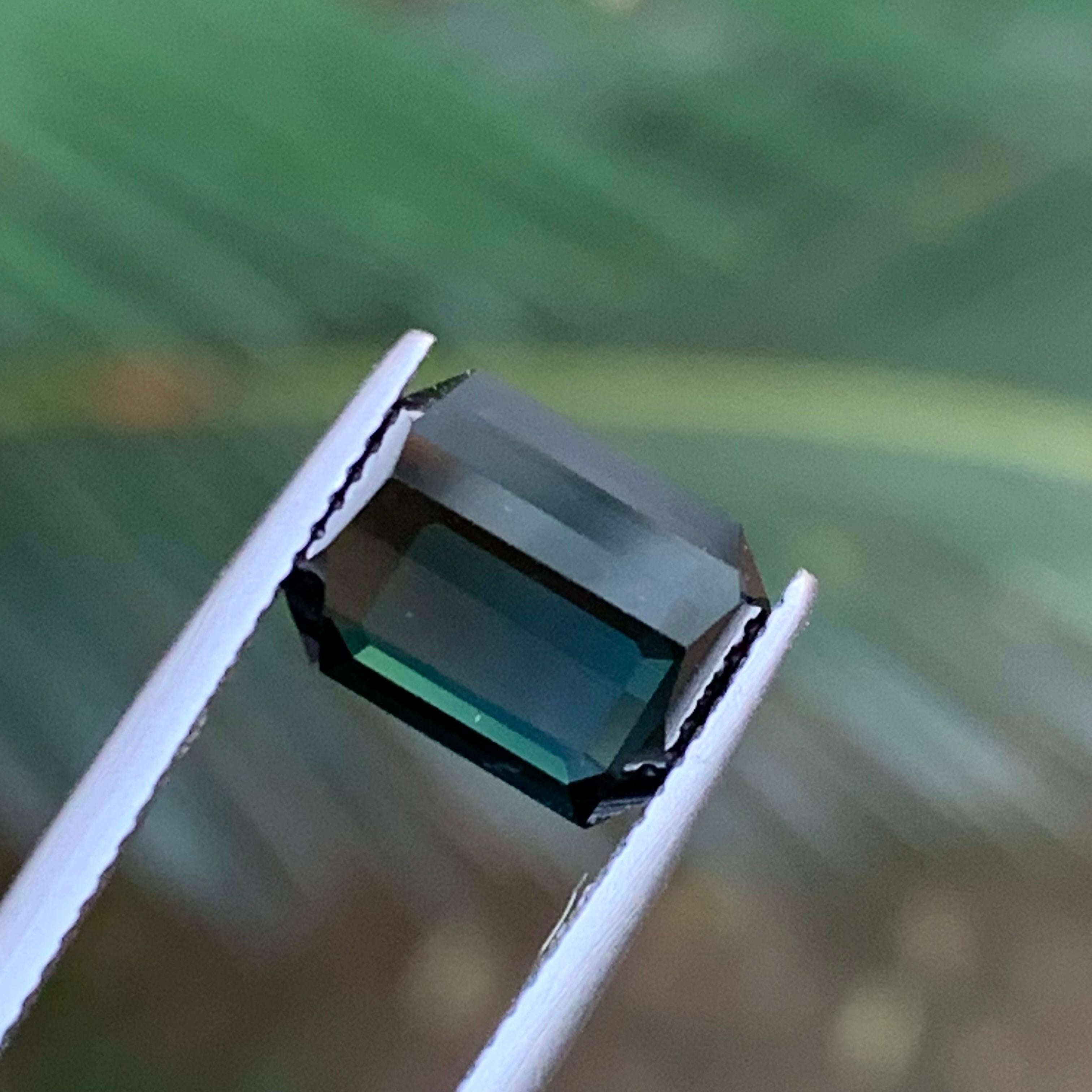 Contemporain Bague en tourmaline naturelle bleu indicolite foncé, pierre précieuse non sertie, taille émeraude 4,25 carats en vente