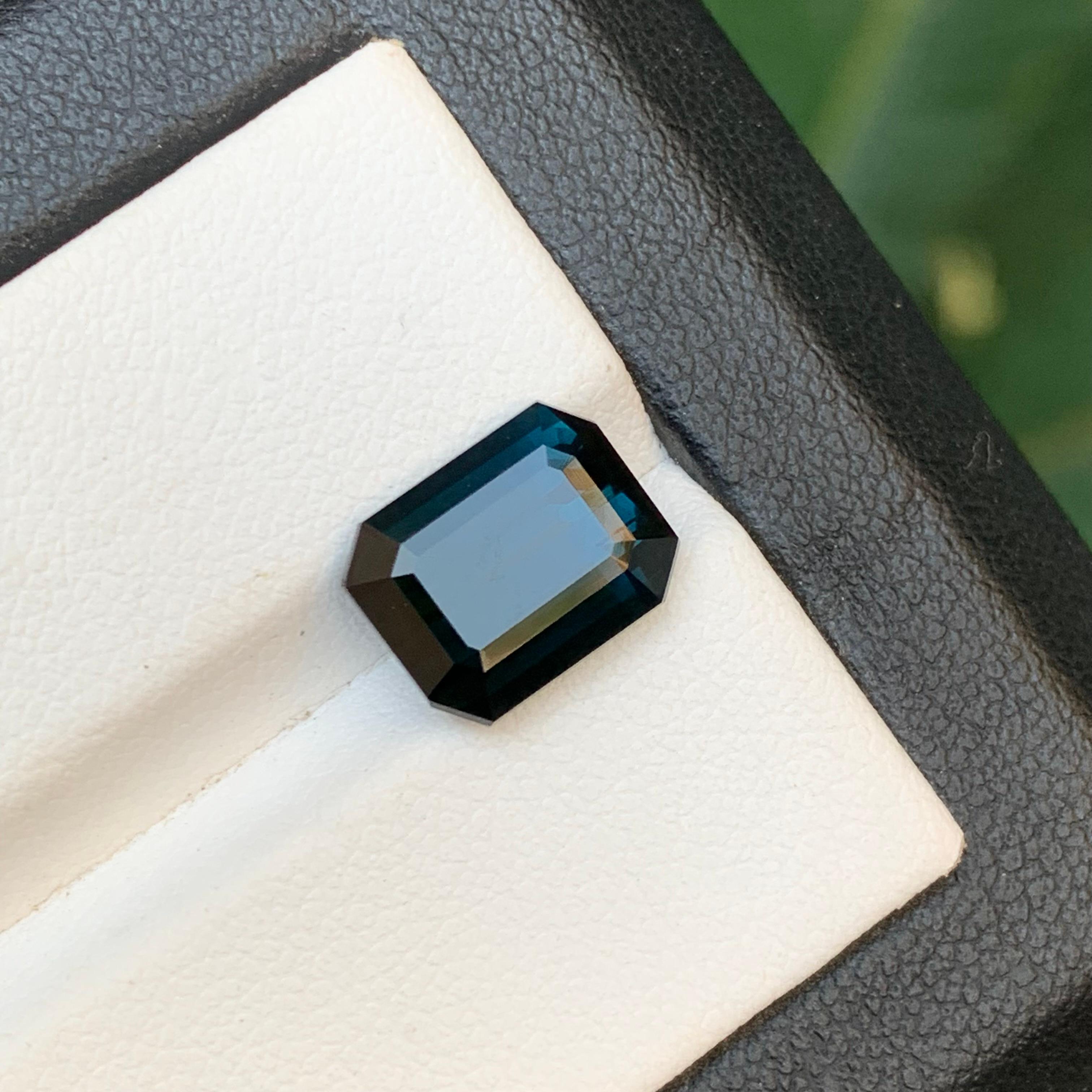 Bague en tourmaline naturelle bleu indicolite foncé, pierre précieuse non sertie, taille émeraude 4,25 carats Unisexe en vente