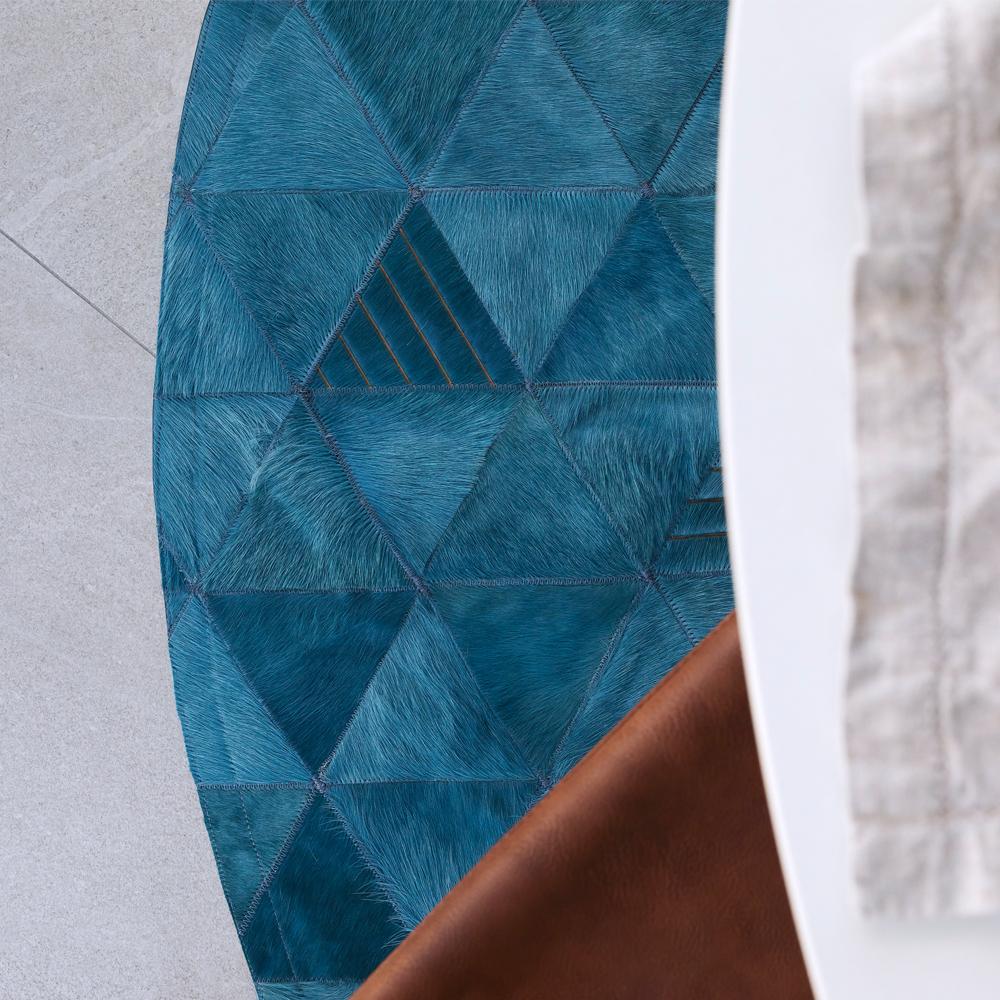 Dunkler runder Trilogia Rindsleder-Teppich aus Jade, anpassbar, dunkel (Art déco) im Angebot