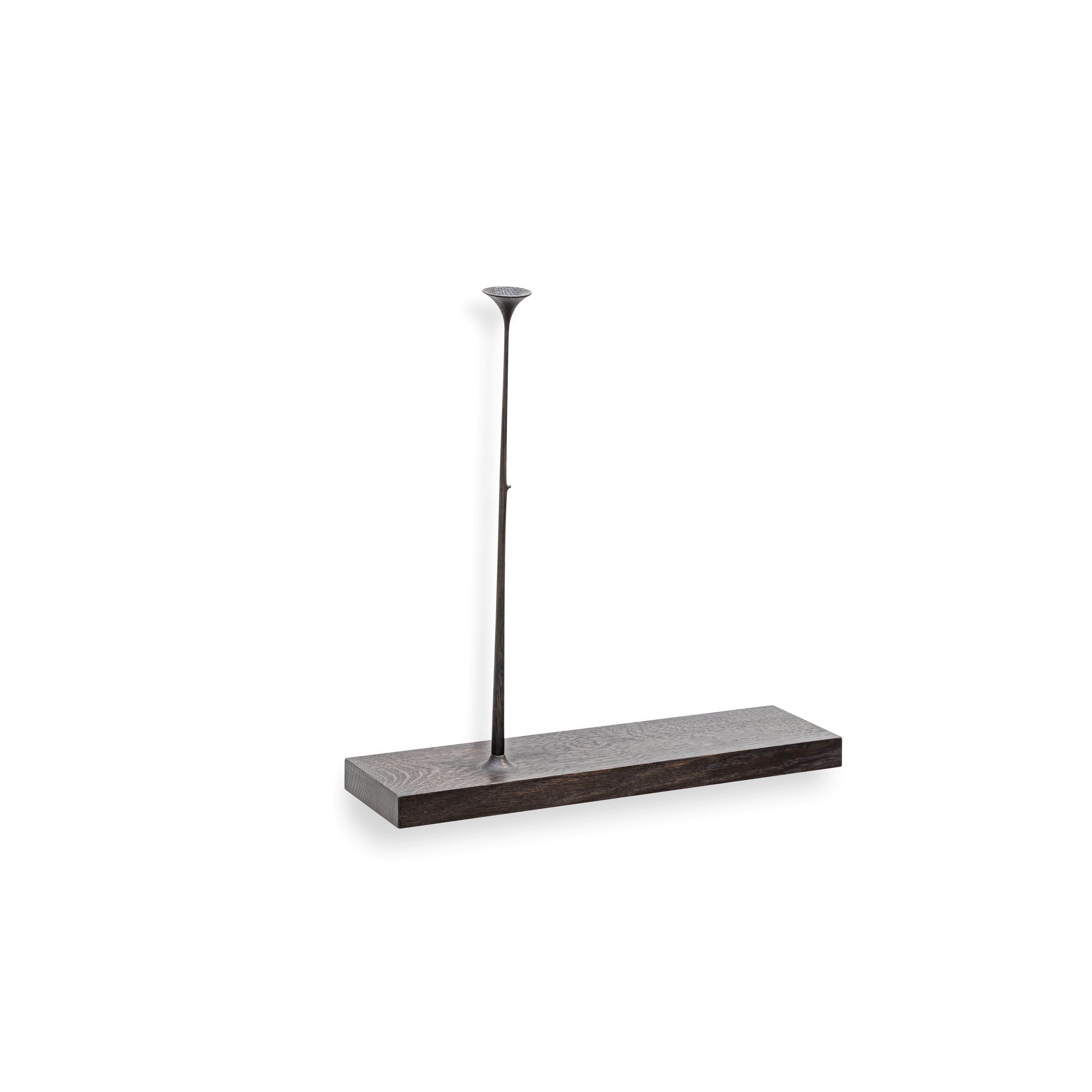 Scultura Dark Kukkii 1 fiore di Antrei Hartikainen.
Materiali: Rovere tinto nero, noce cerato a olio naturale.
Dimensioni: L 75 / 60 / 40 cm, P 10 cm, H 34 / 42 cm

Disponibile anche in colore chiaro e con diverse quantità di fiori, 

Kukkii
