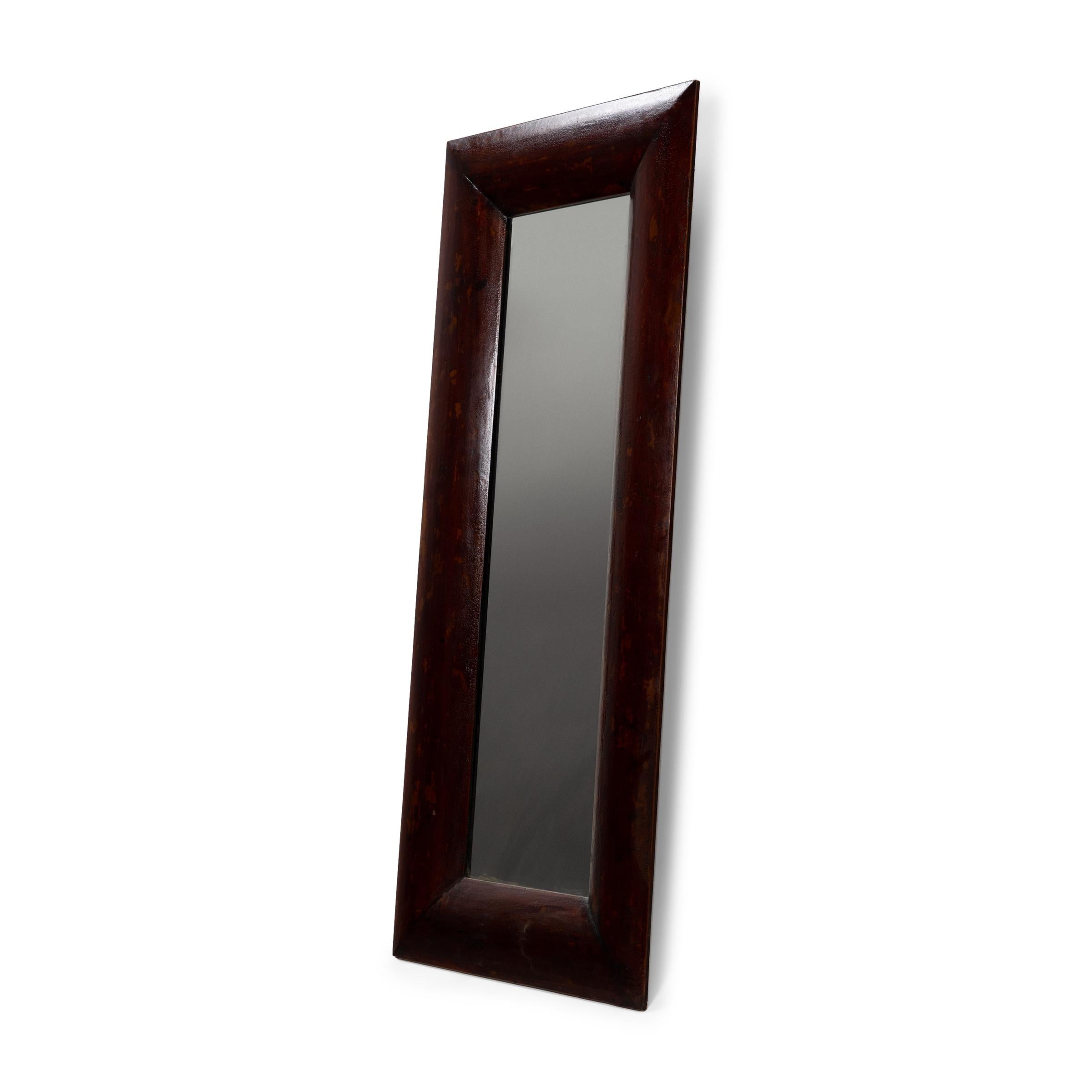 Ce grand miroir rectangulaire est doté d'un cadre en bois simple et d'une riche finition laquée brun-rouge. Légèrement craquelé et texturé par des années d'utilisation, nous aimons ce miroir de sol chinois pour sa forme élégante et sa construction