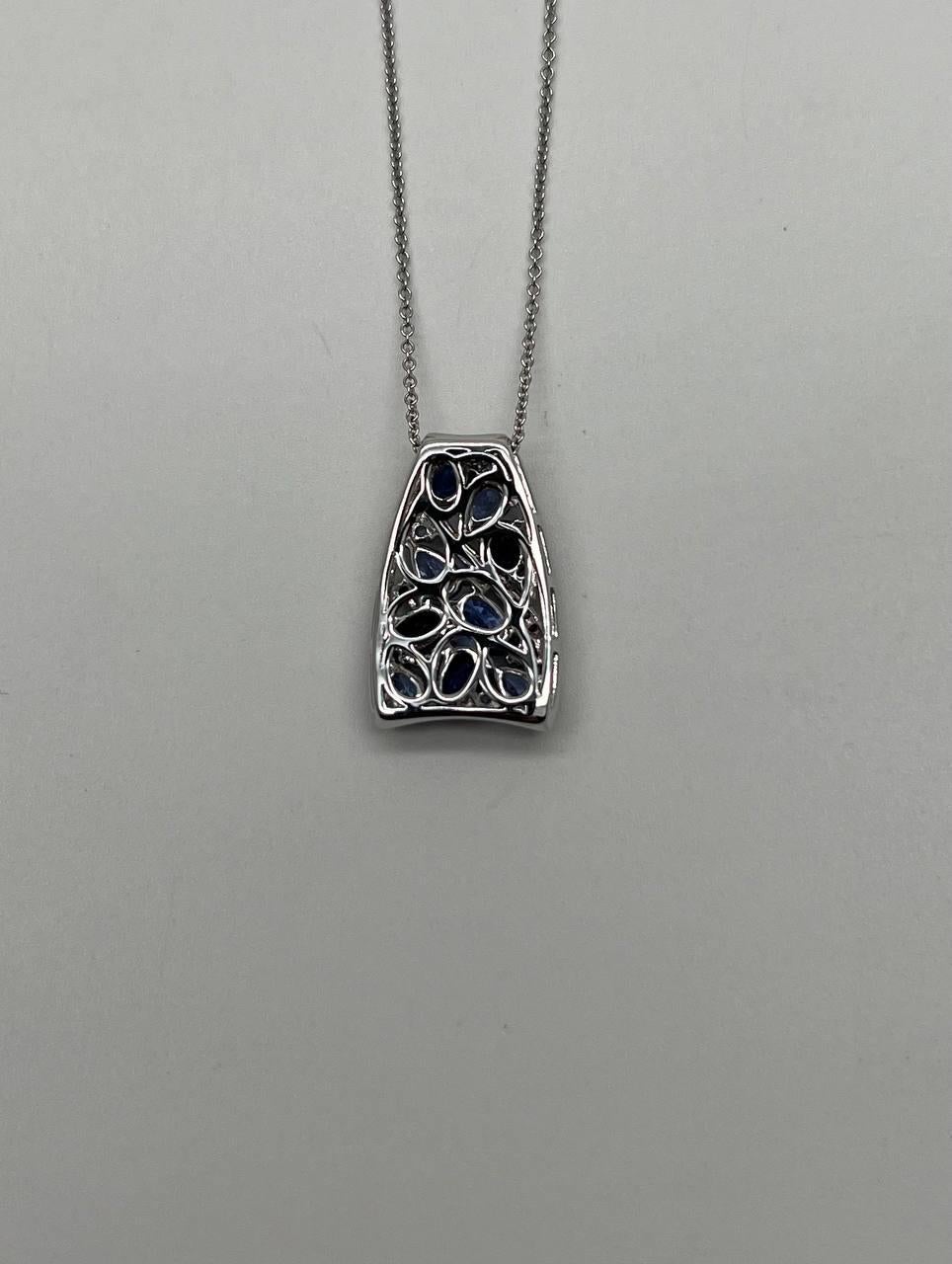 Taglio misto Collana con ciondolo in oro bianco con zaffiro blu a grappolo e diamanti in pavé in vendita