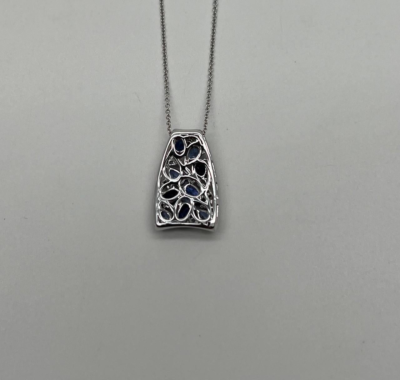 Collana con ciondolo in oro bianco con zaffiro blu a grappolo e diamanti in pavé In condizioni Nuovo in vendita a Oakton, VA