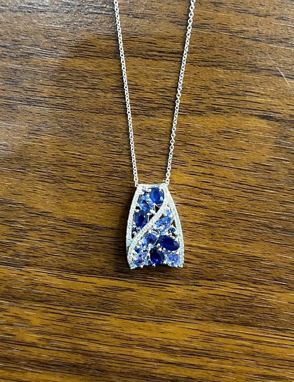 Donna Collana con ciondolo in oro bianco con zaffiro blu a grappolo e diamanti in pavé in vendita