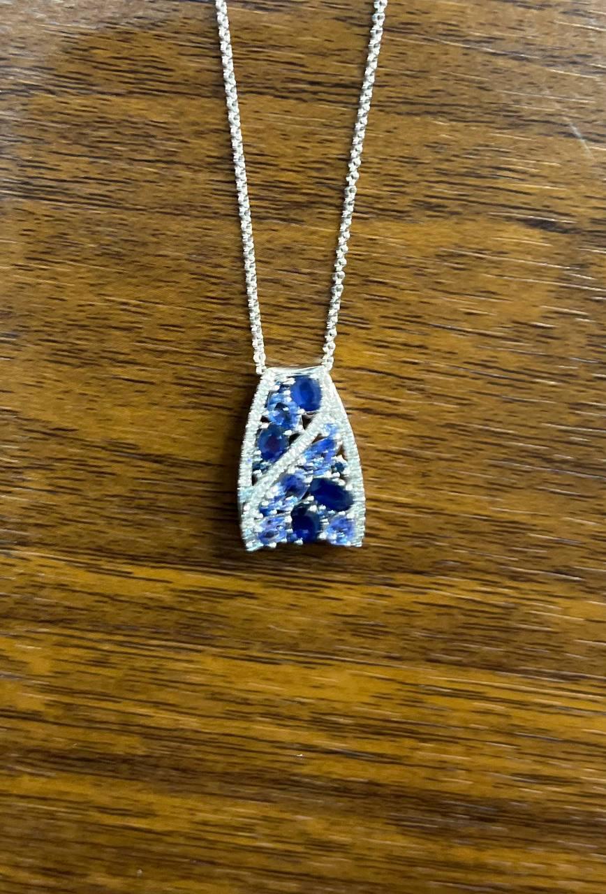 Collana con ciondolo in oro bianco con zaffiro blu a grappolo e diamanti in pavé in vendita 1