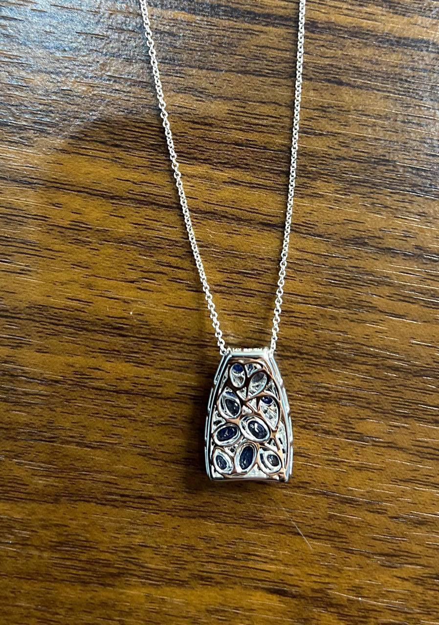 Collana con ciondolo in oro bianco con zaffiro blu a grappolo e diamanti in pavé in vendita 2