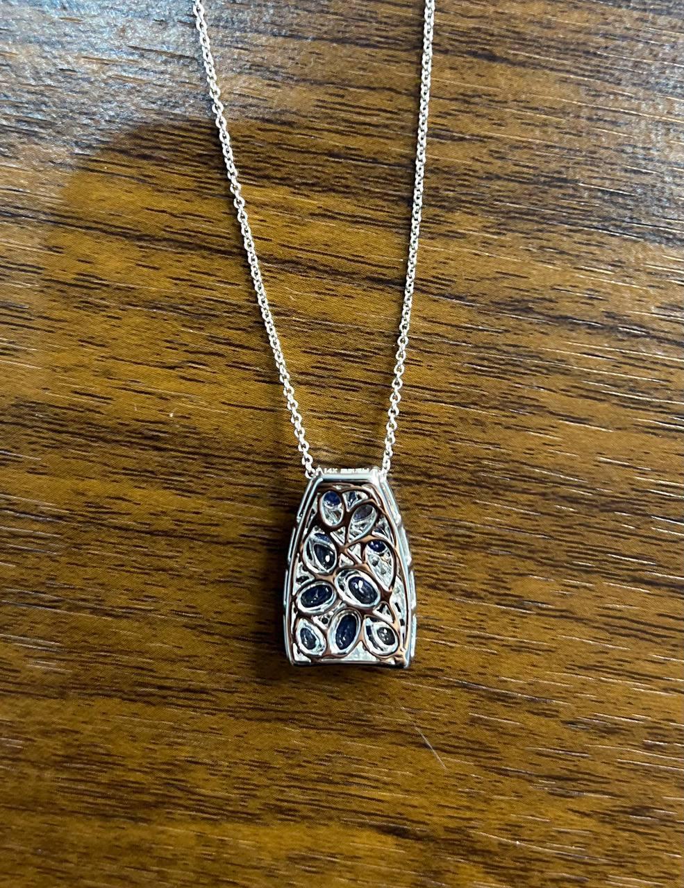 Collana con ciondolo in oro bianco con zaffiro blu a grappolo e diamanti in pavé in vendita 3