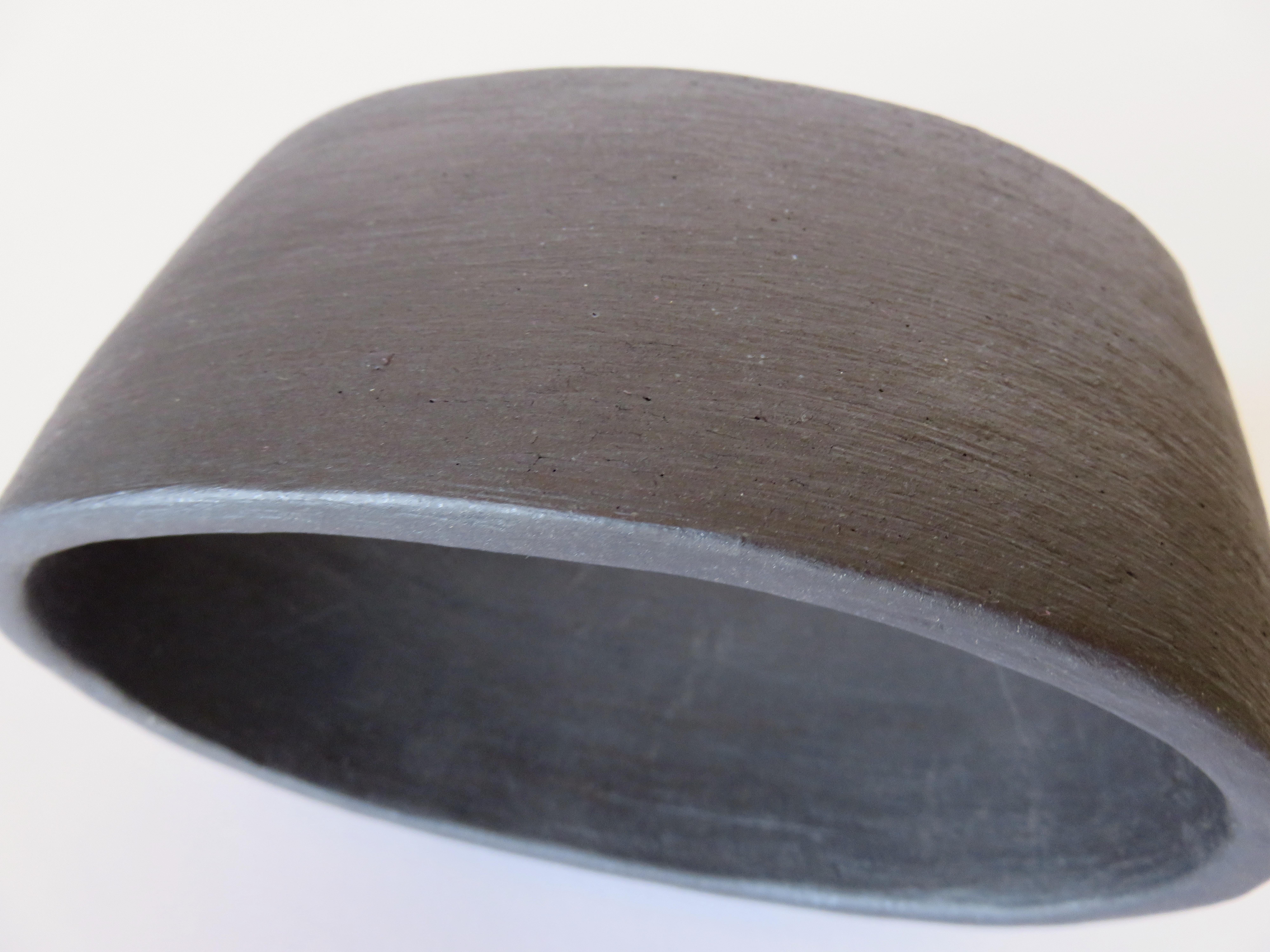 Dunkelmatte braune Keramik-Skulptur:: hohl-oval auf 4 Knopffüßen:: handgefertigt im Angebot 3