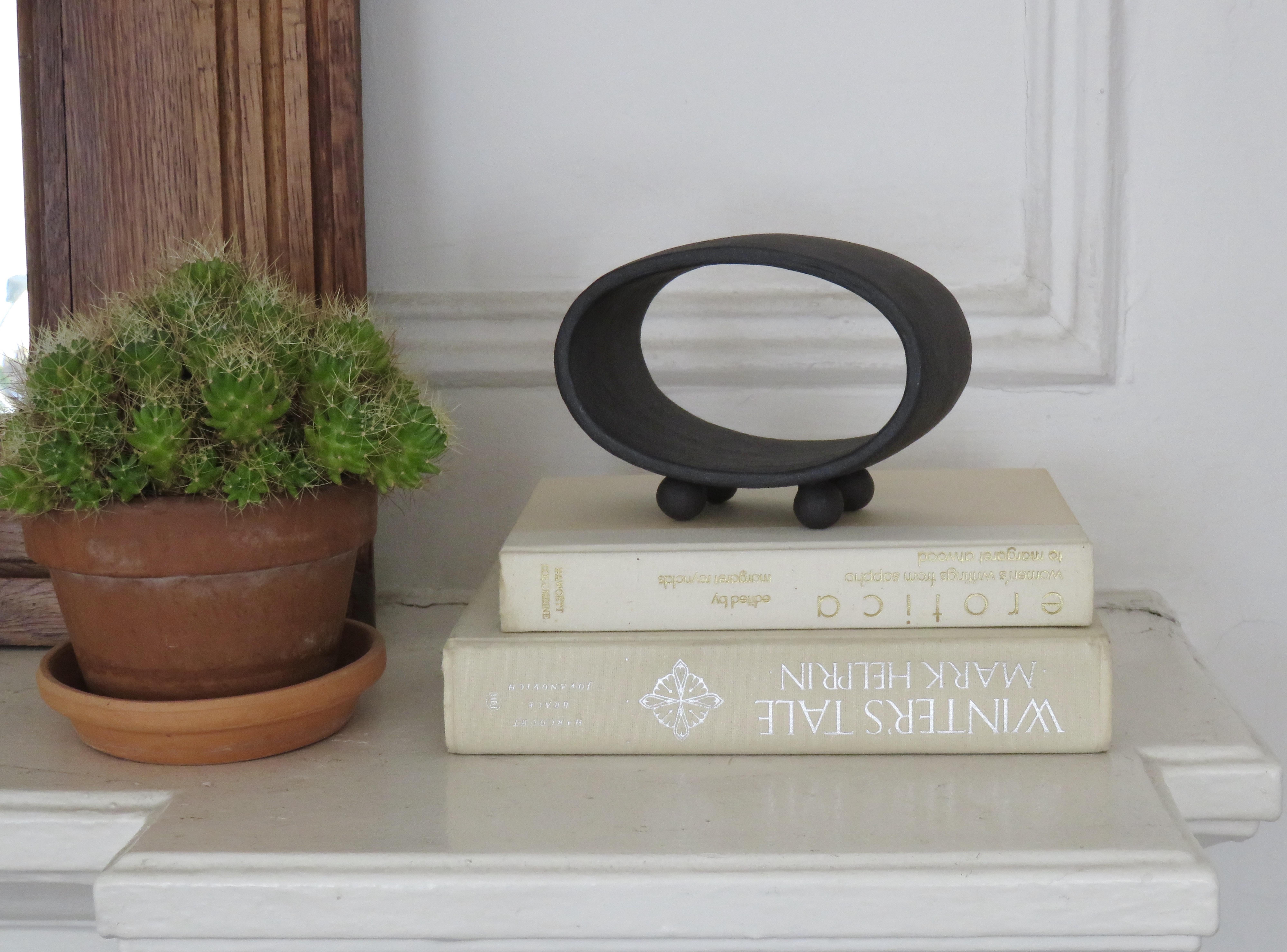 Dunkelmatte braune Keramik-Skulptur:: hohl-oval auf 4 Knopffüßen:: handgefertigt im Angebot 4