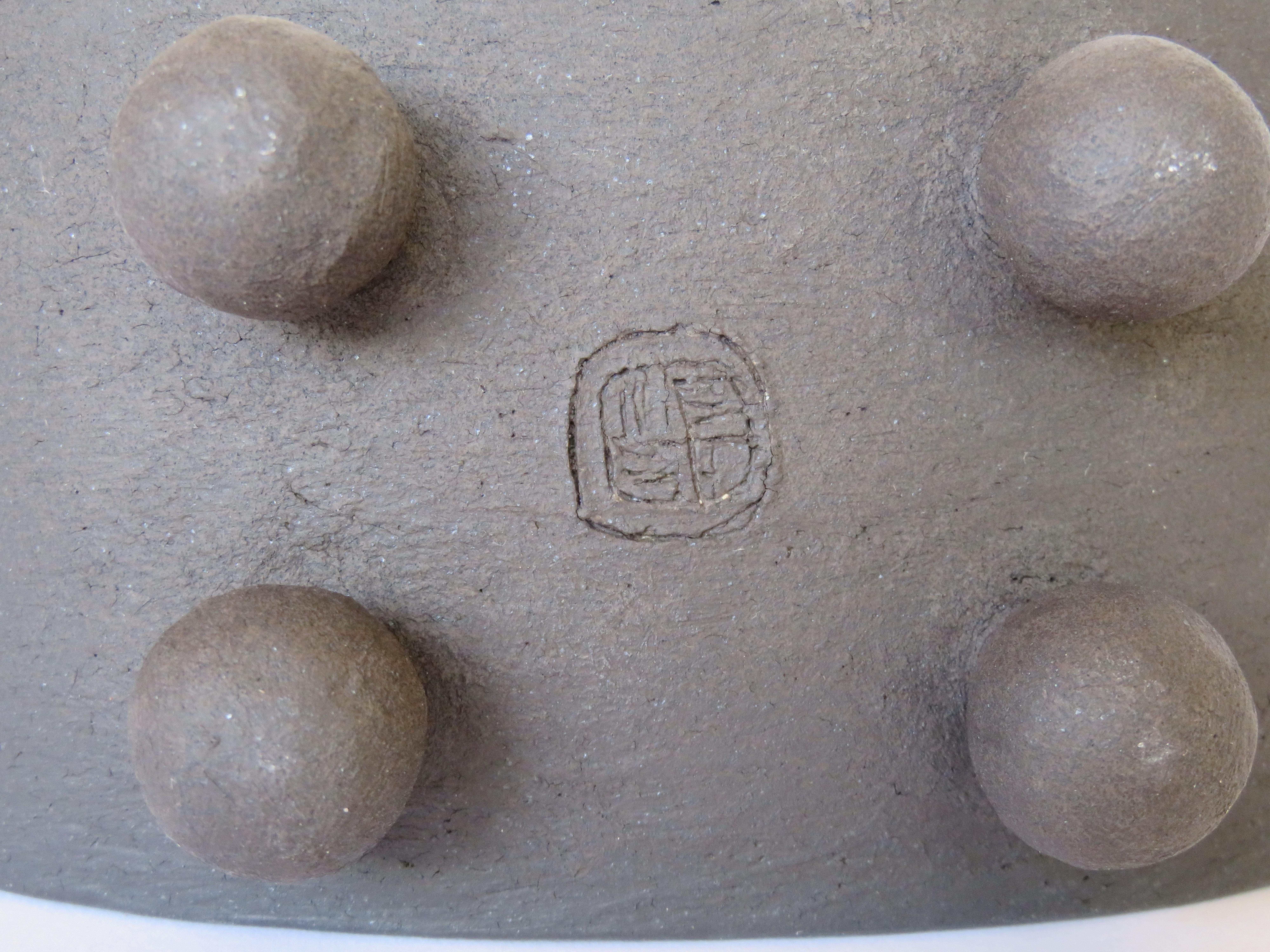 XXIe siècle et contemporain Sculpture en céramique brun foncé mat:: ovale creux sur 4 pieds à boutons:: faite à la main en vente