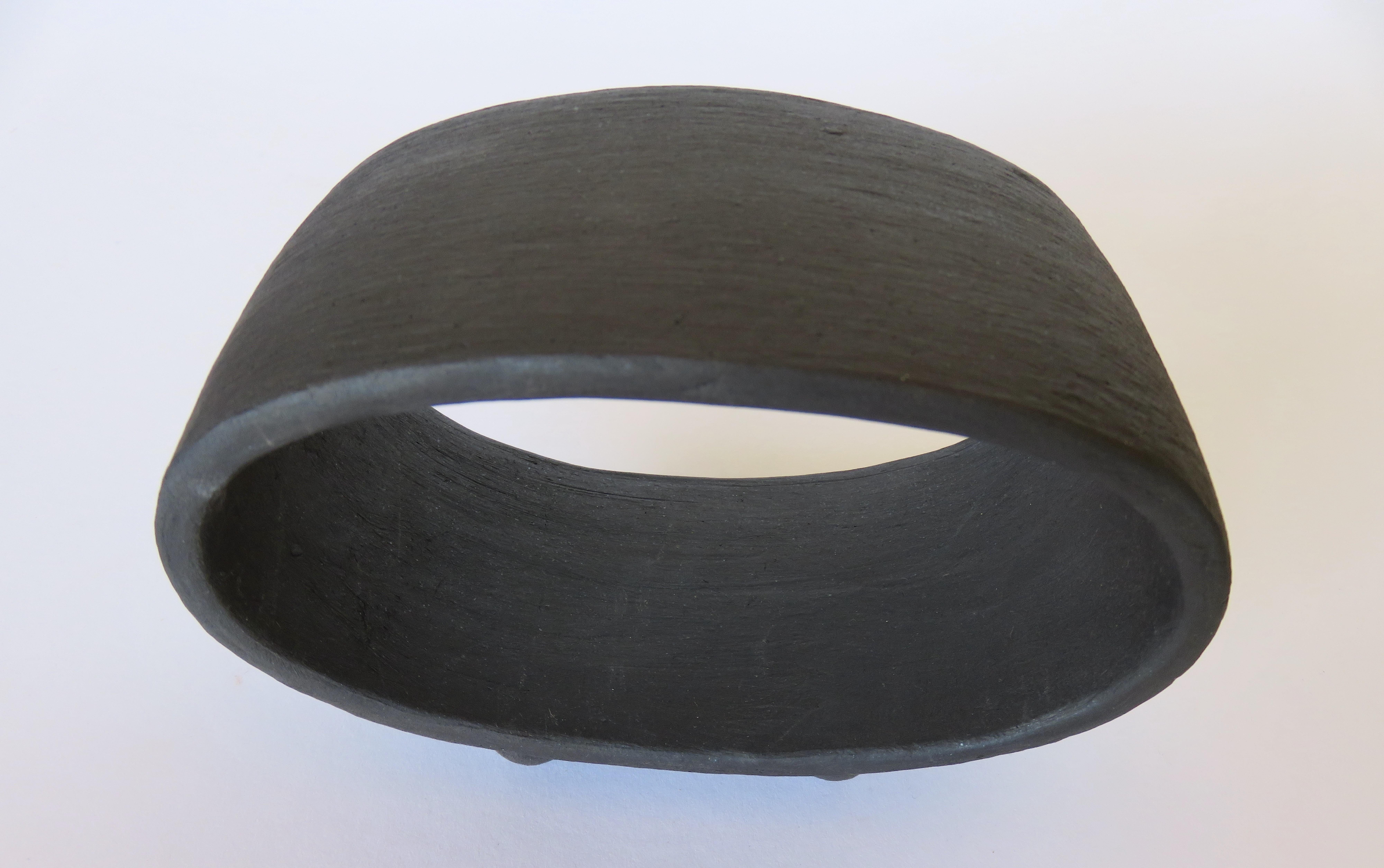Dunkelmatte braune Keramik-Skulptur:: hohl-oval auf 4 Knopffüßen:: handgefertigt im Angebot 1