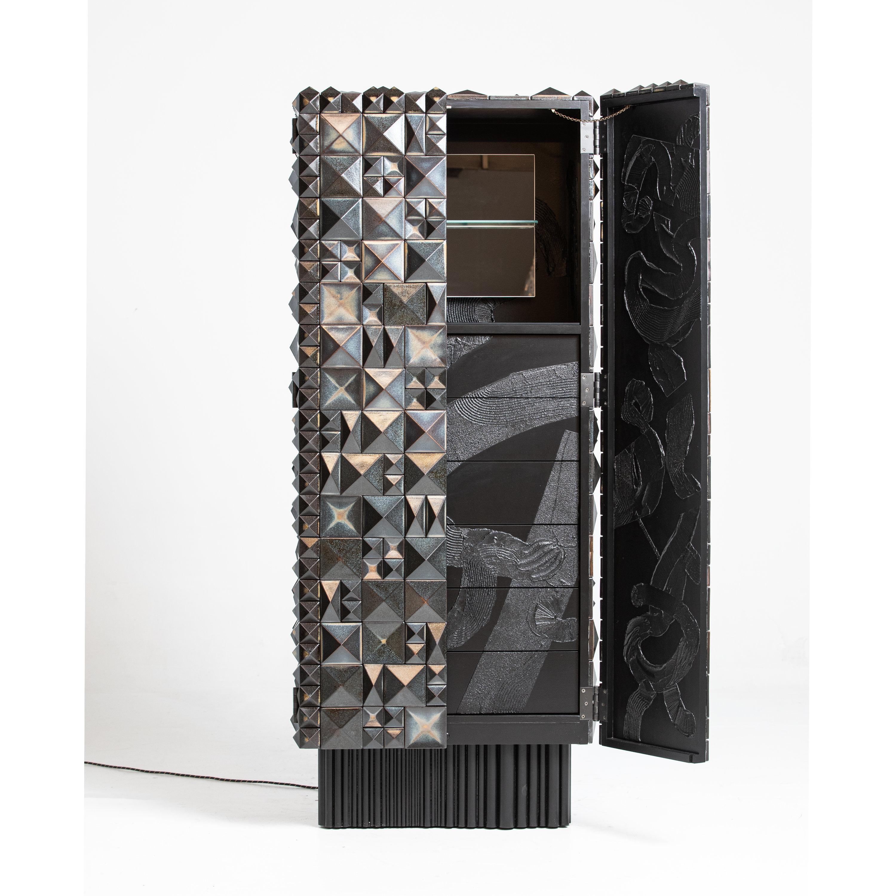 Armoire Dark Matter de Milan Pekař
Dimensions : P 43 x L 67 x 170 cm
MATERIAL : La surface du meuble est recouverte de carreaux de céramique à glaçure aventurine. Les carreaux sont fabriqués individuellement à la main avec mon réceptacle à
