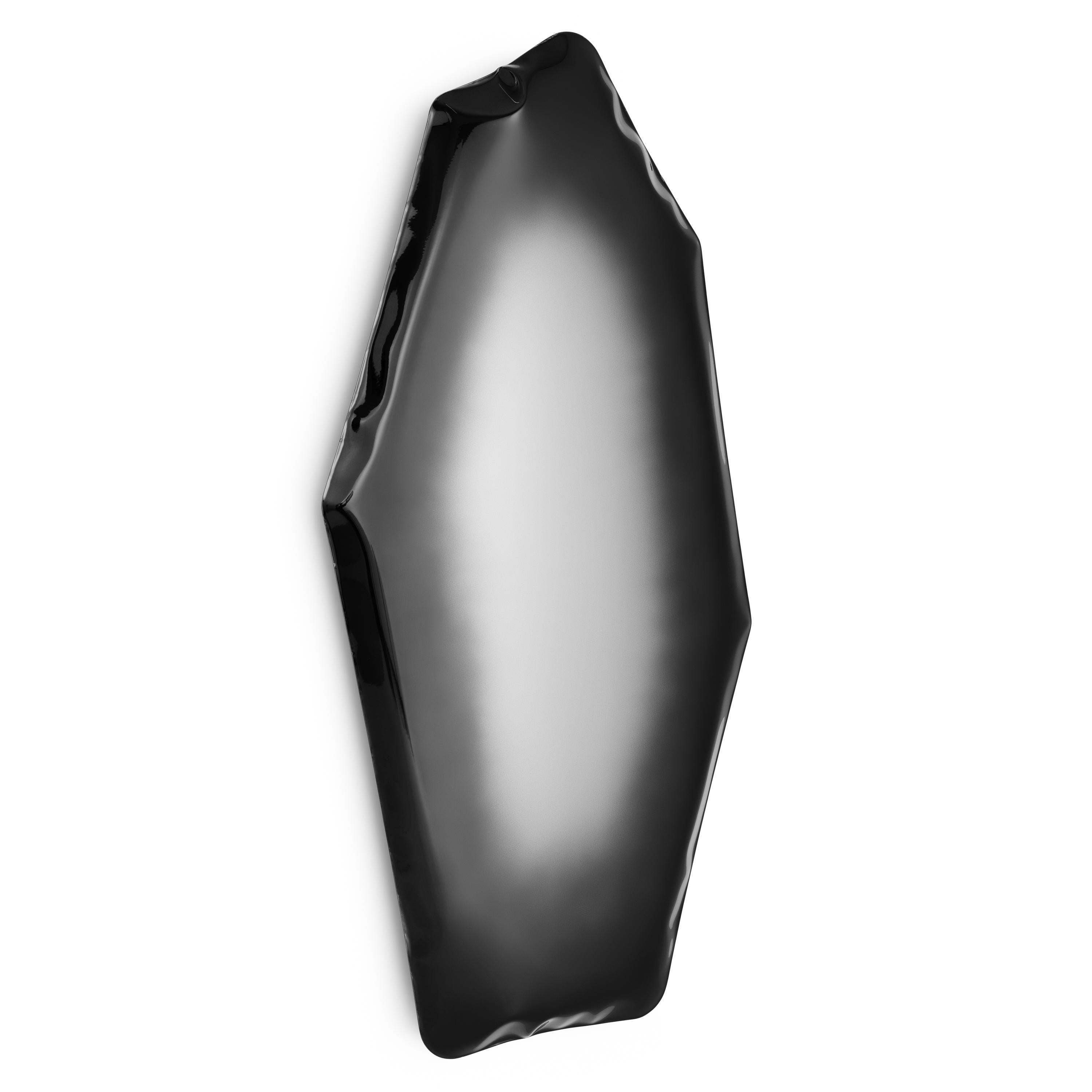Dark Matter C4 Specchio da parete scultoreo di Zieta
Dimensioni: D 6 x L 50 x H 100 cm 
Materiale: Acciaio inossidabile. 
Fine: Materia scura.
Disponibile nelle finiture: Acciaio inossidabile, Deep Space Blue, Smeraldo, Zaffiro, Zaffiro/Smeraldo,