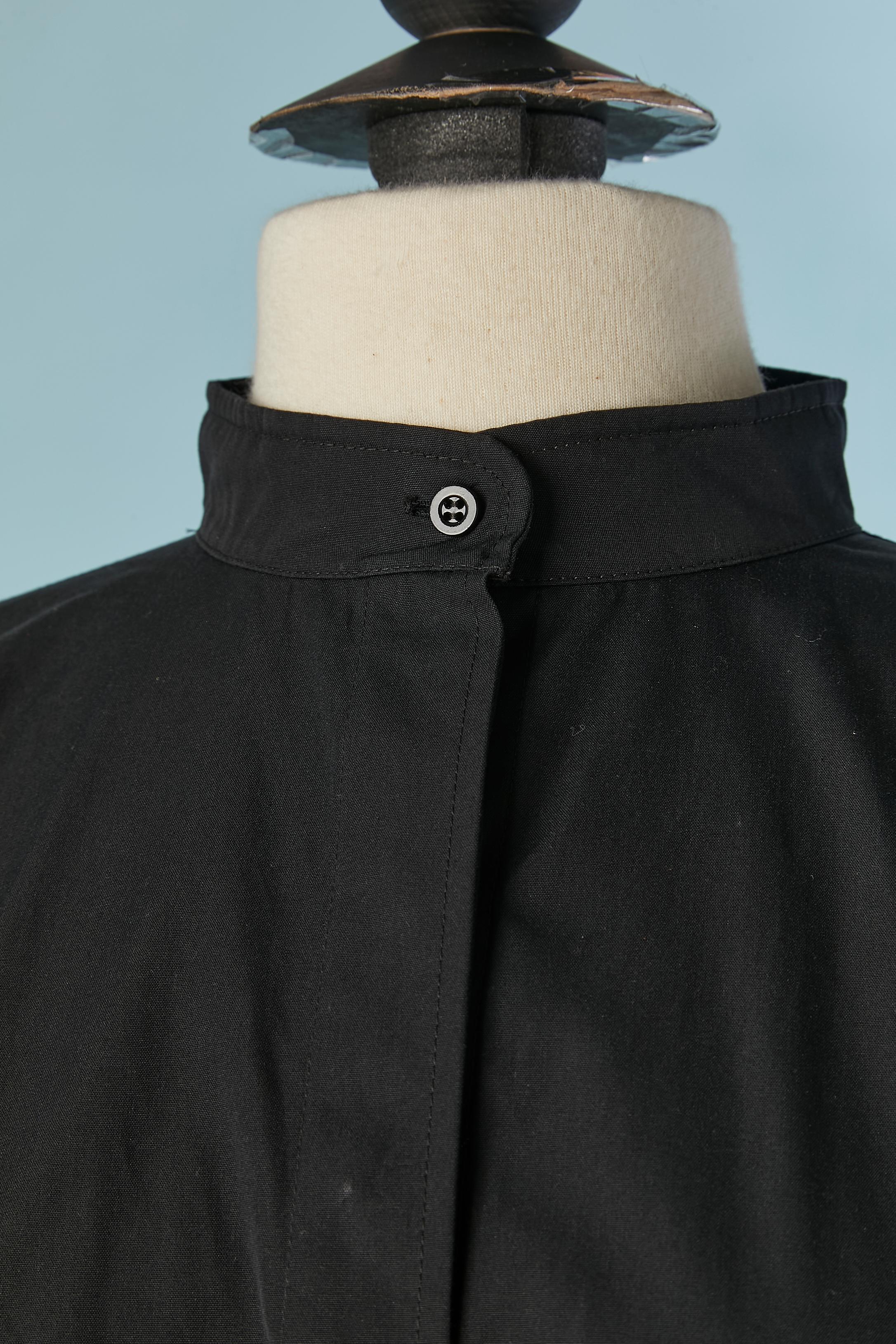 Vestido de algodón azul marino oscuro con cierre de botón y ojal en la parte media superior delantera. Cierre de cremallera invisible en el lado izquierdo. Bolsillo en ambos lados. Cinturón con hebilla y trabilla. Un botón y cierre de ojal en el