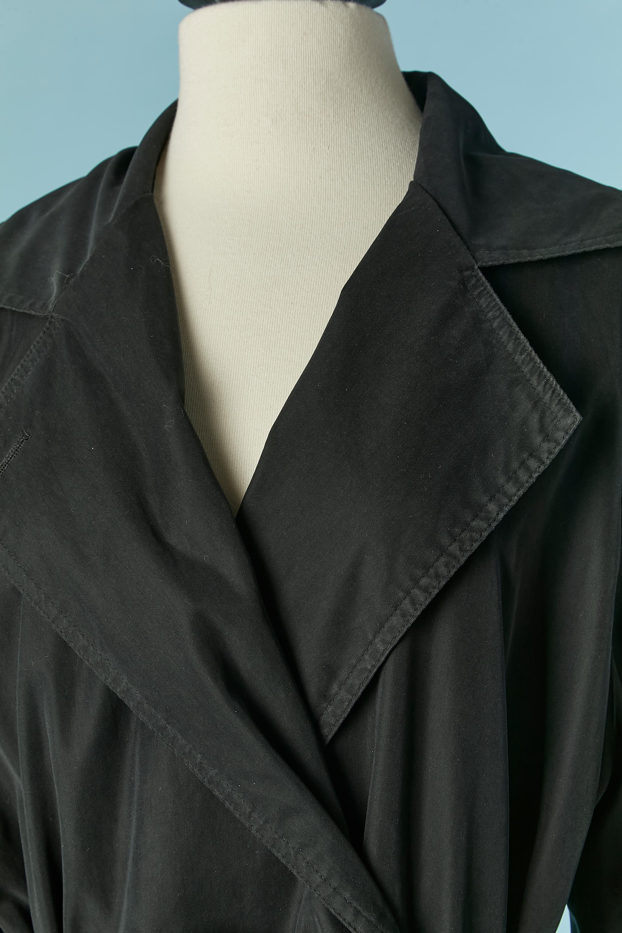 Trench-coat bleu marine foncé à double boutonnage . Composition de la coque : 85% polyester, 15% nylon. Doublure en acétate imprimé.
Ceinture dans le même tissu et boucle de ceinture.
Ceinture réglable sur le poignet avec bouton et fermeture à la