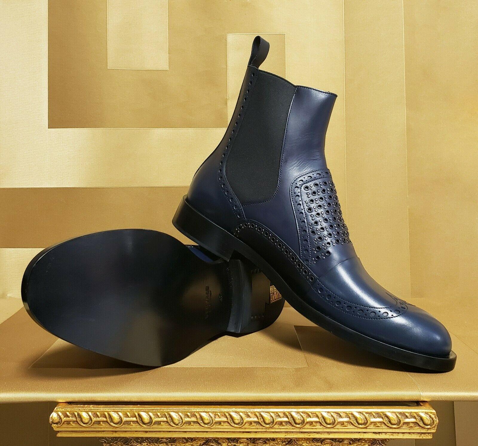 VERSACE

Versace's boots encapsulate the house 's masculine style and embrace the current trend. 

Crafted in smooth and perforated leather and finished with elasticized gores

Leather sole 


Content: 100%  leather 



Made in Italy

Italian Size