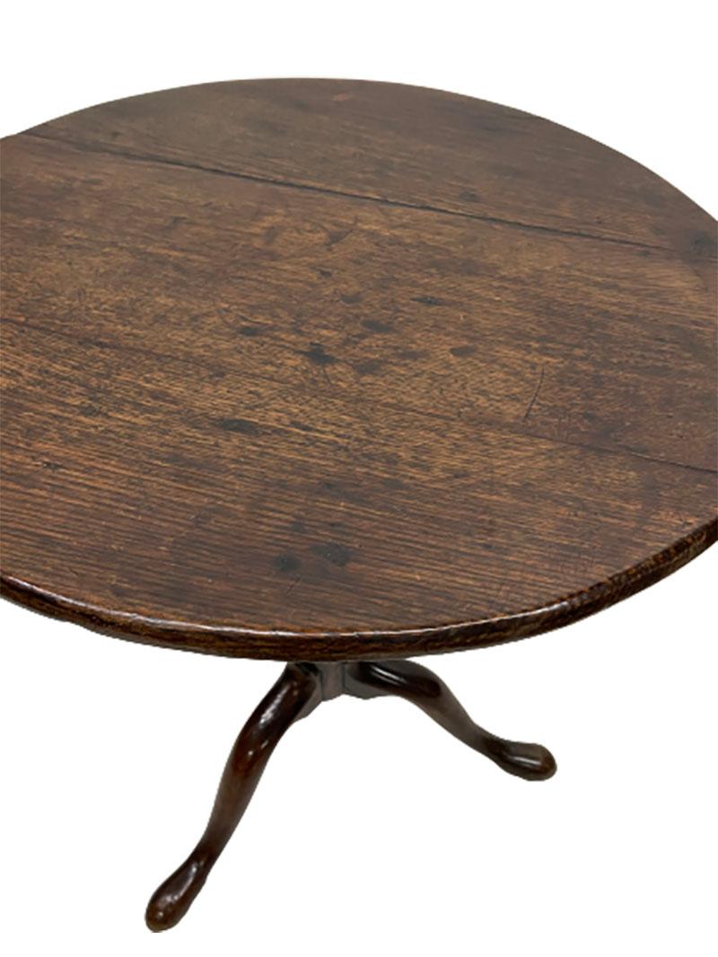 Table tripode à plateau basculant en chêne foncé du XVIIIe siècle en vente 1
