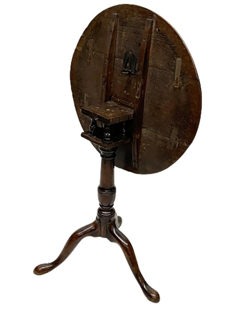 Dark Oak 18th Century Tilt-Top Tripod Table For Sale 5