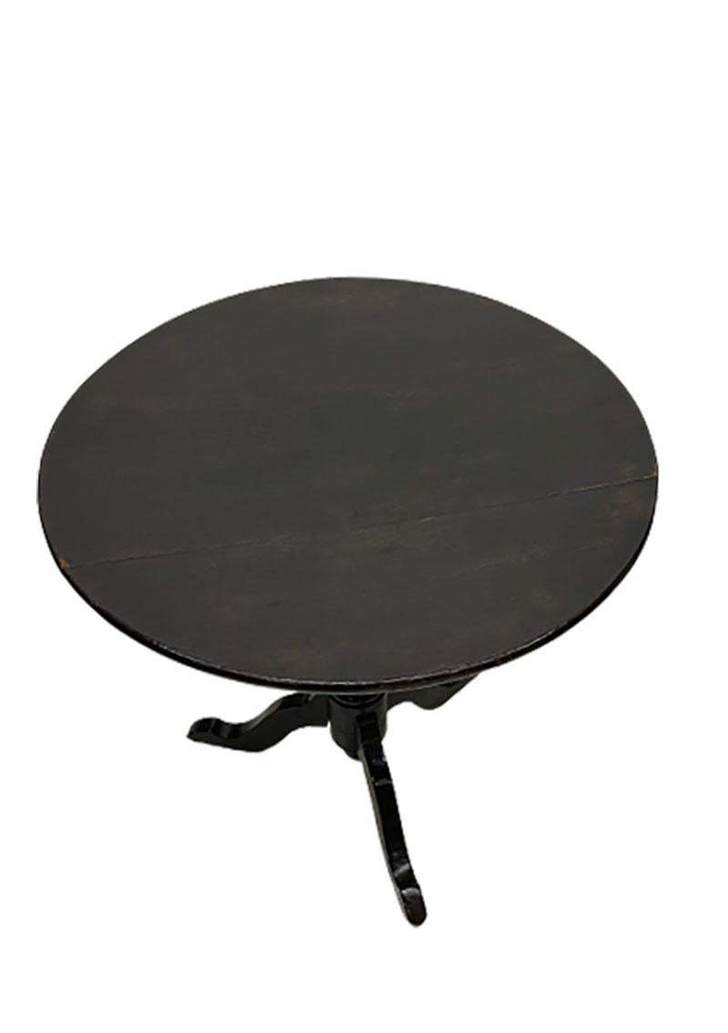 Dark Oak 19th Century Tilt-Top Tripod Table For Sale 6