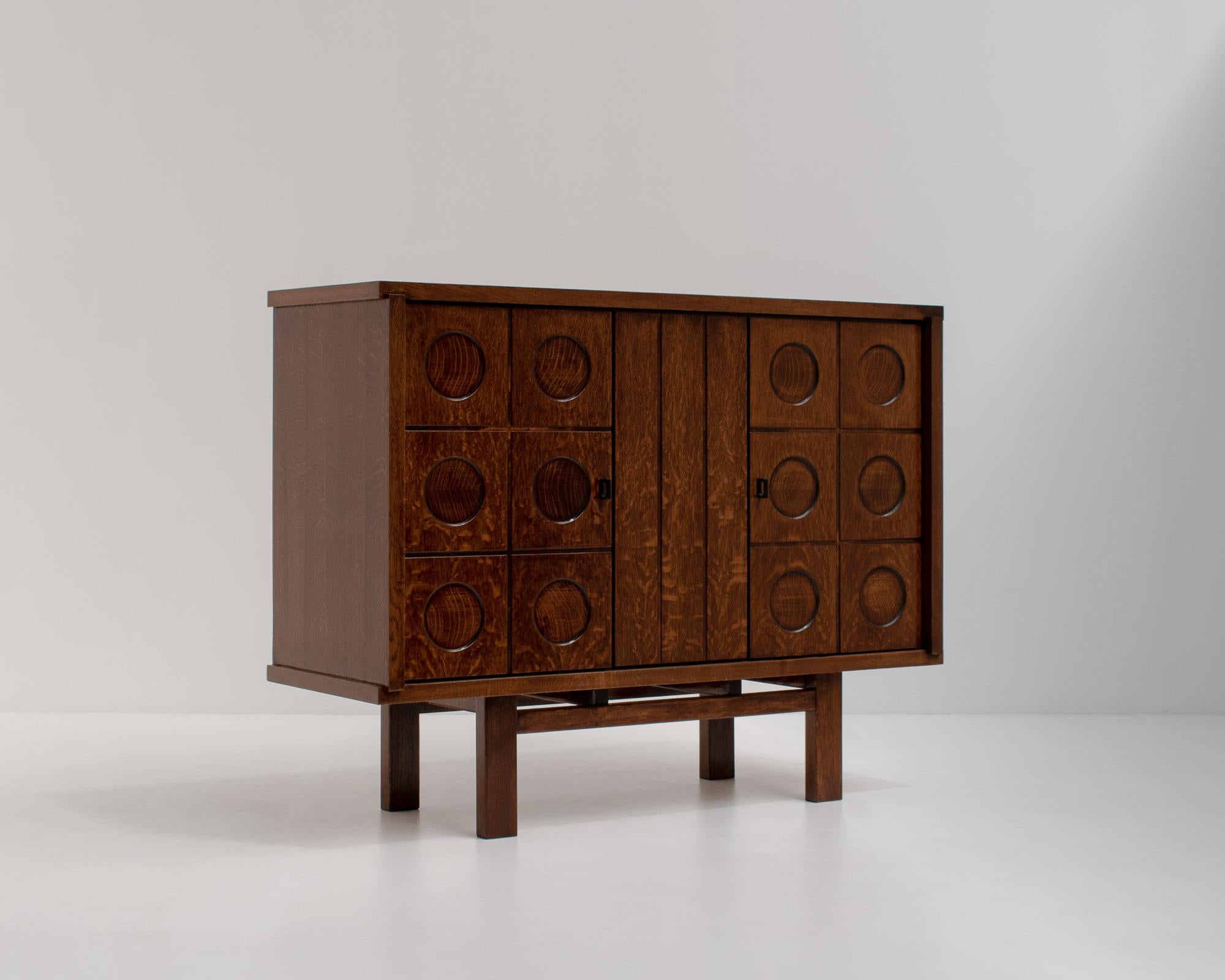 Stunning brutalist bar cabinet in dark-stained oak, Belgium, the 1970s.

If you're tired of all the black brutalist furniture, but you love the aesthetic of it, this cabinet is the ideal compromise. A timeless piece of brutalist craftmanship from