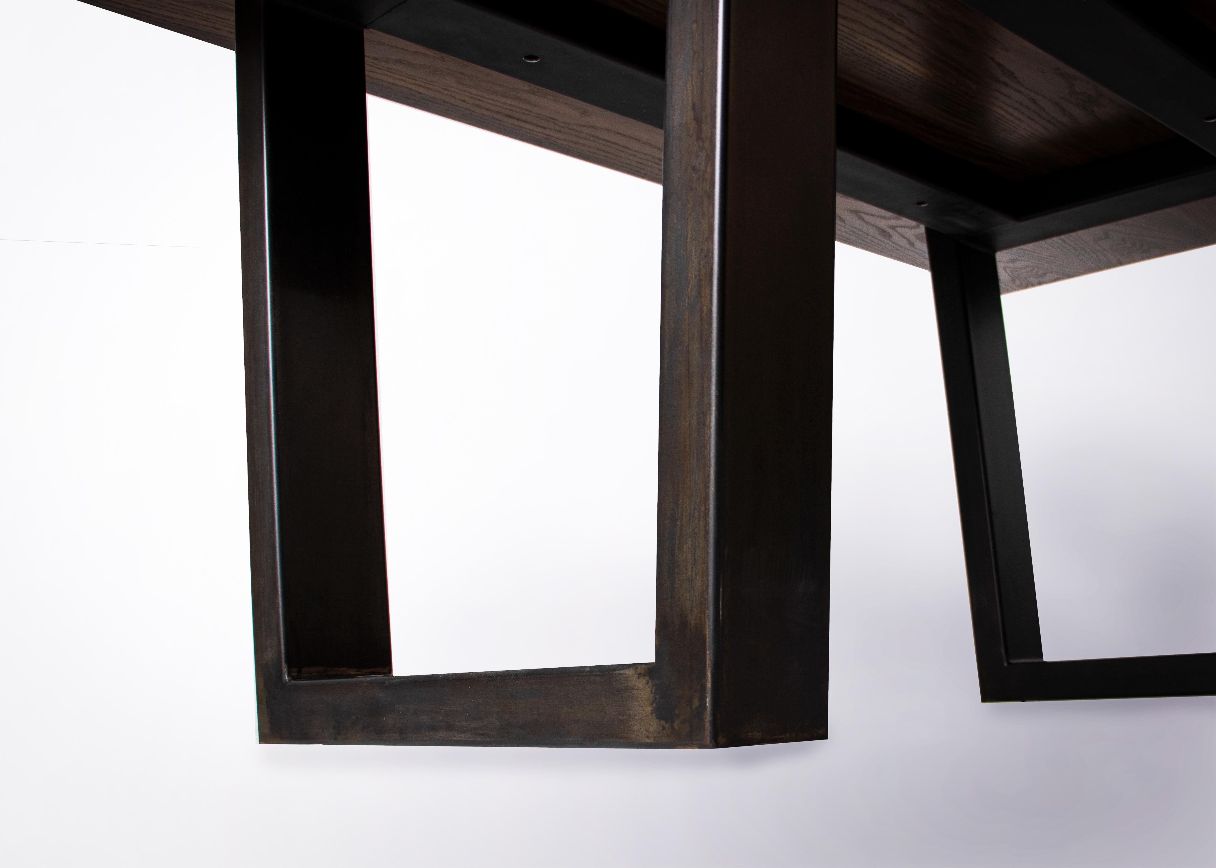 Bureau sur mesure en chêne foncé sur base creuse en acier noir.

Conçue par Brendan Bass pour la Collection Design/One, en utilisant des matériaux et des textures de haute qualité. Tous les matériaux proviennent de fournisseurs locaux de l'État du