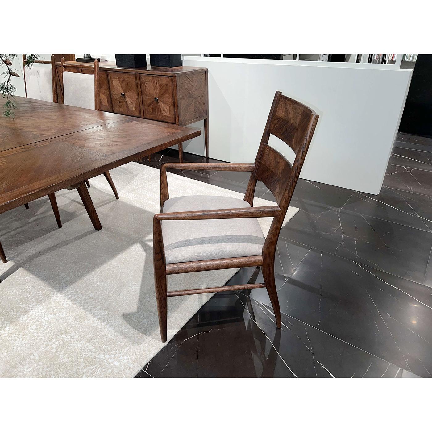 Sillón de comedor de roble oscuro con patas cónicas. Esta silla clásica está fabricada en roble tallado a mano y presenta un diseño de parqué. Tiene un asiento acolchado para mayor comodidad, y su barra superior y media están unidas por