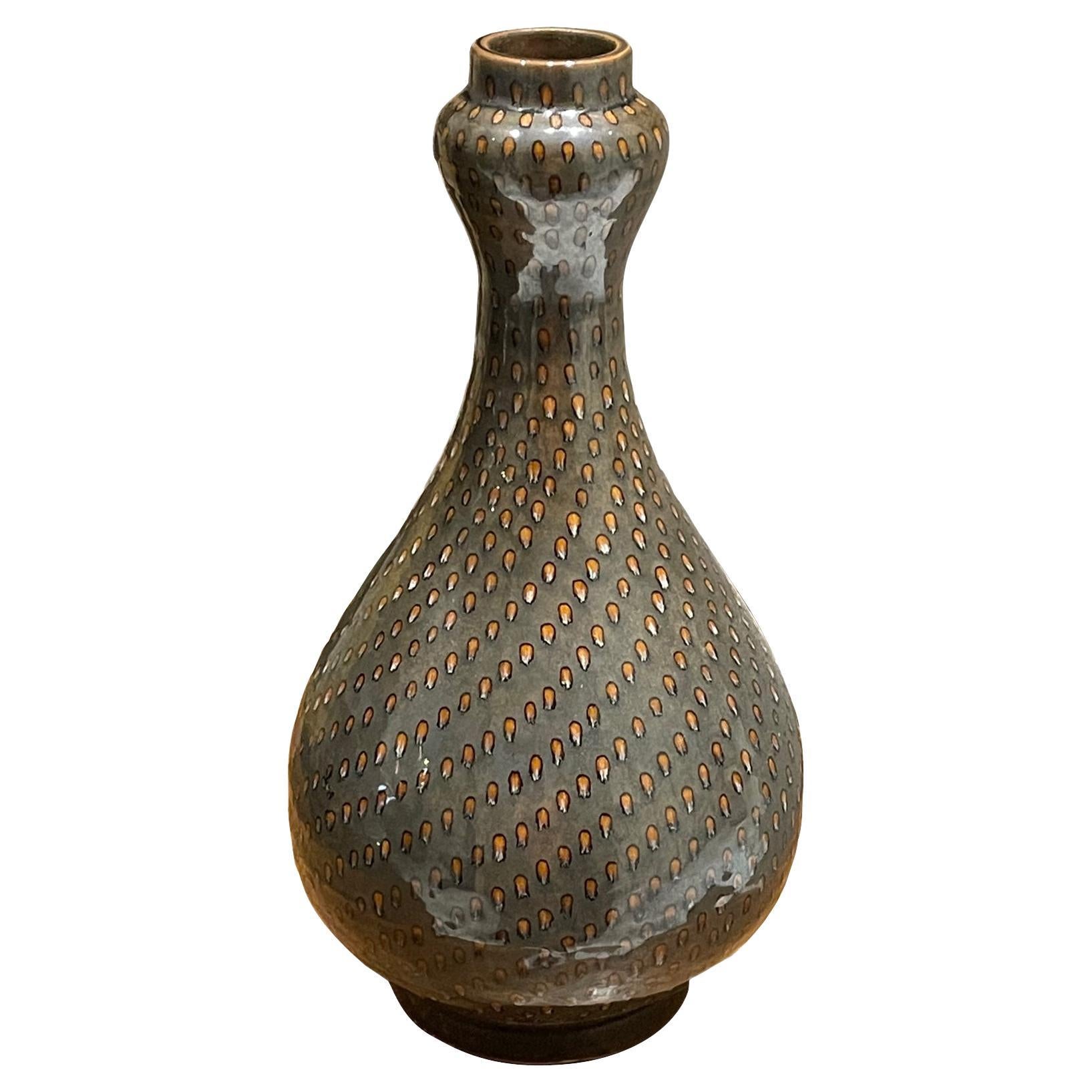 Vase de couleur gris foncé et orange à pois peints à la main, Chine, contemporain