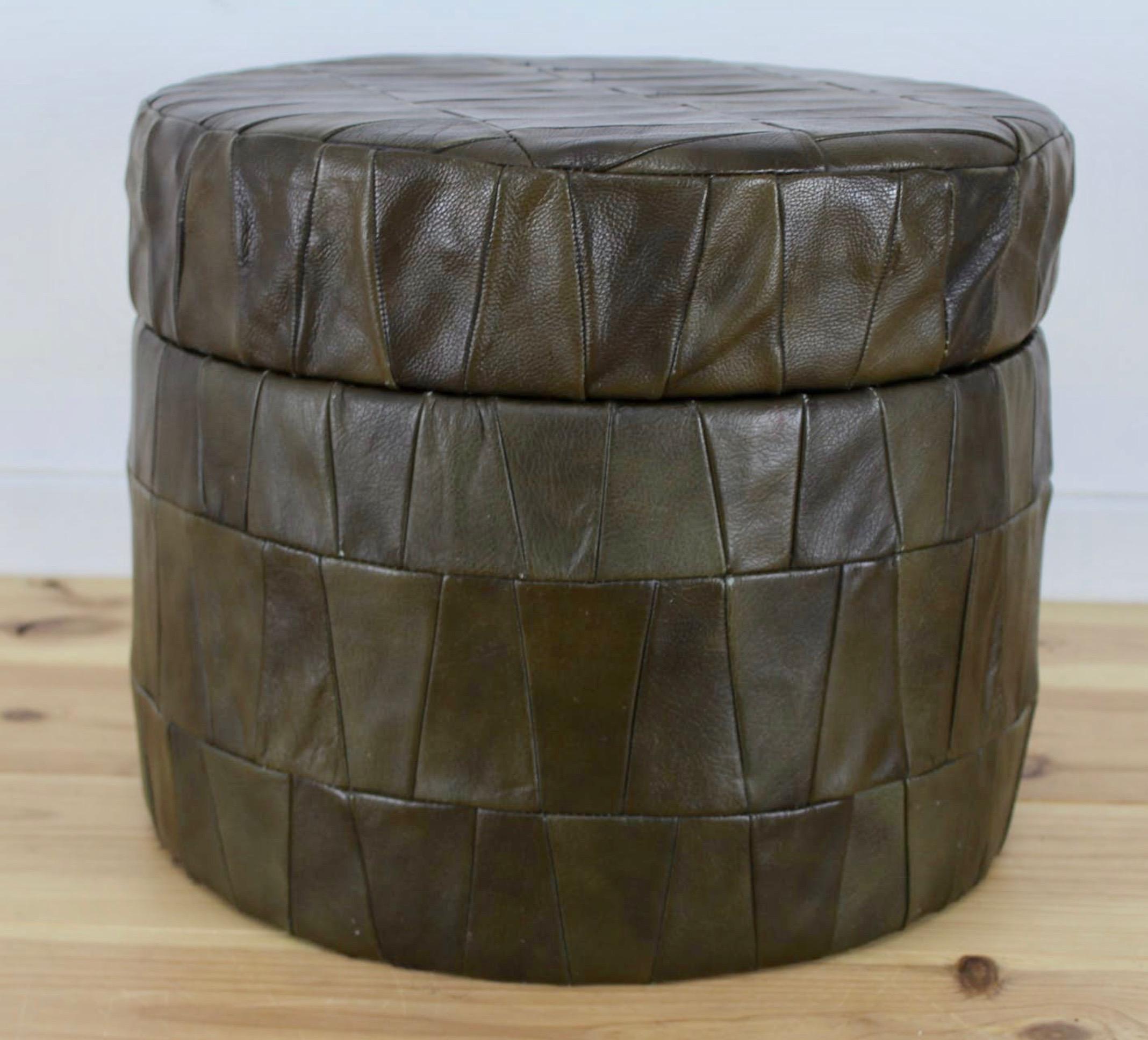 Patchwork leather ottoman by De Sede in olive. Ottoman has storage inside. Good condition. Great accent piece and nice scale.

Multiple De Sede leather ottomans available in our other listings.



 